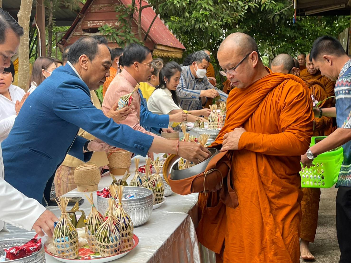 ปลัดกระทรวงมหาดไทย ทำบุญตักบาตร ถวายภัตตาหาร และประกอบพิธีถวายกุฏิขันติกโรอนุสรณ์ เสนาสนะที่พักอาศัย ของหลวงปู่อ่อนศรี ขันติกโร