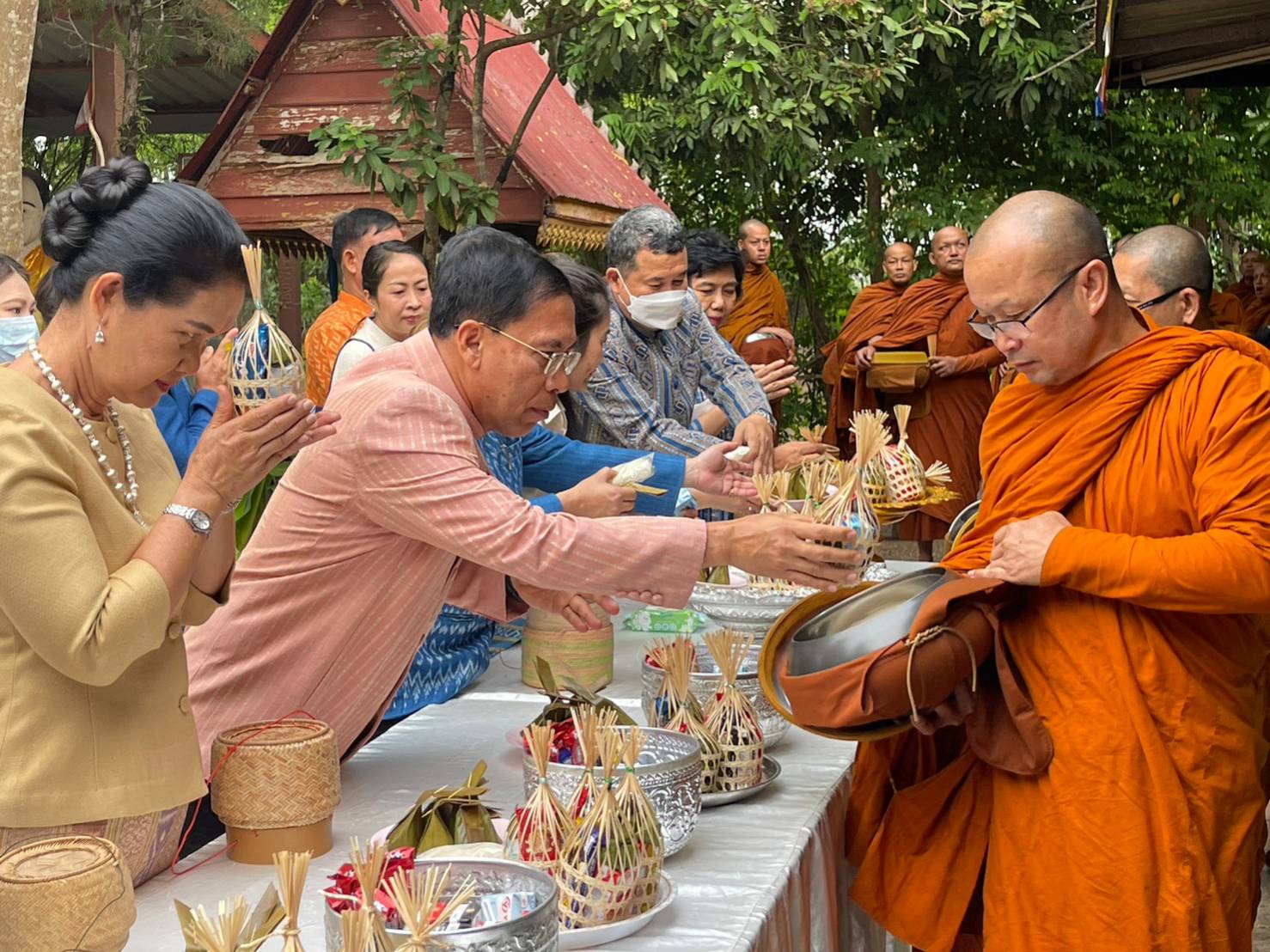 ปลัดกระทรวงมหาดไทย ทำบุญตักบาตร ถวายภัตตาหาร และประกอบพิธีถวายกุฏิขันติกโรอนุสรณ์ เสนาสนะที่พักอาศัย ของหลวงปู่อ่อนศรี ขันติกโร