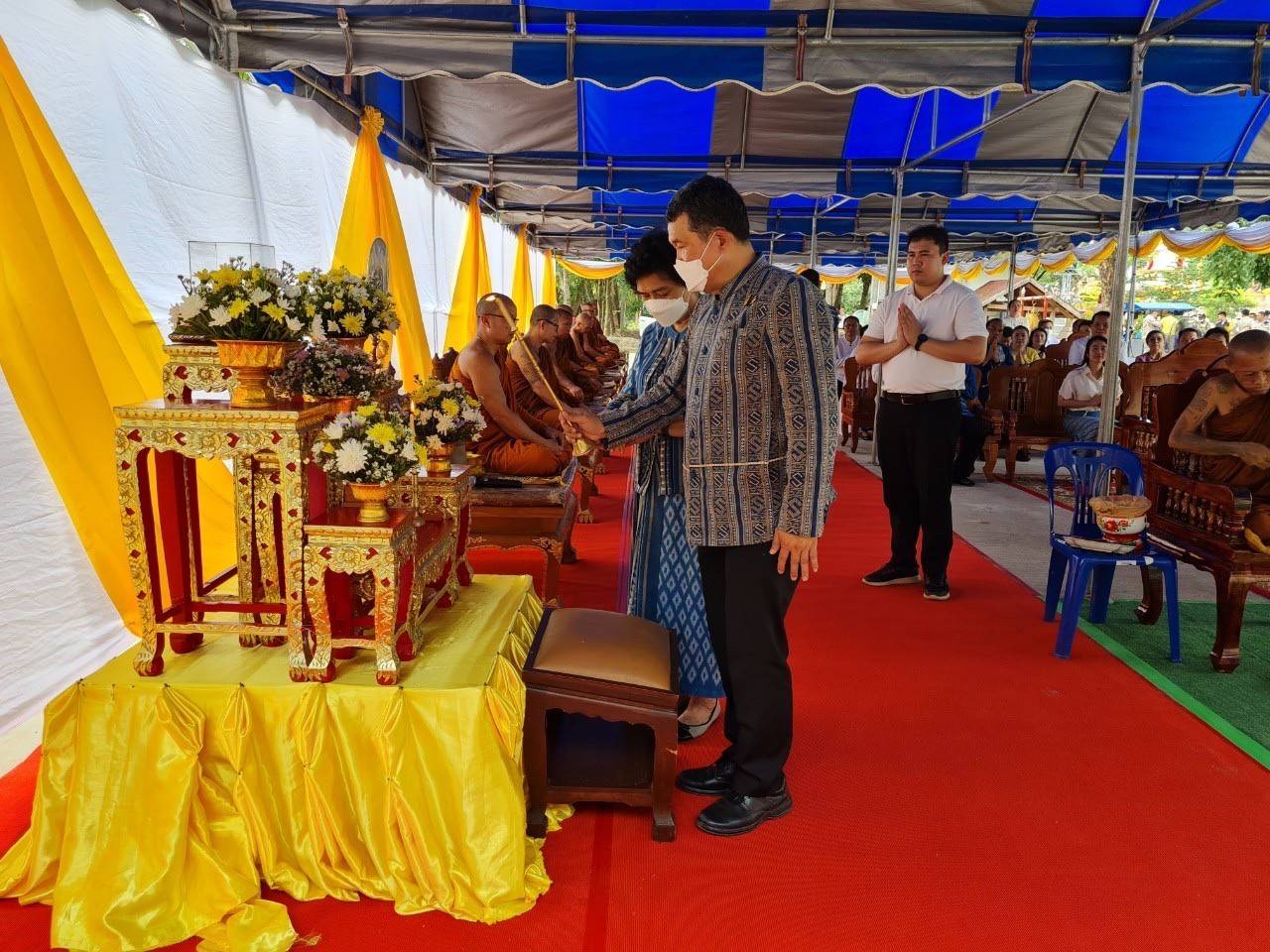 ปลัดกระทรวงมหาดไทย ทำบุญตักบาตร ถวายภัตตาหาร และประกอบพิธีถวายกุฏิขันติกโรอนุสรณ์ เสนาสนะที่พักอาศัย ของหลวงปู่อ่อนศรี ขันติกโร