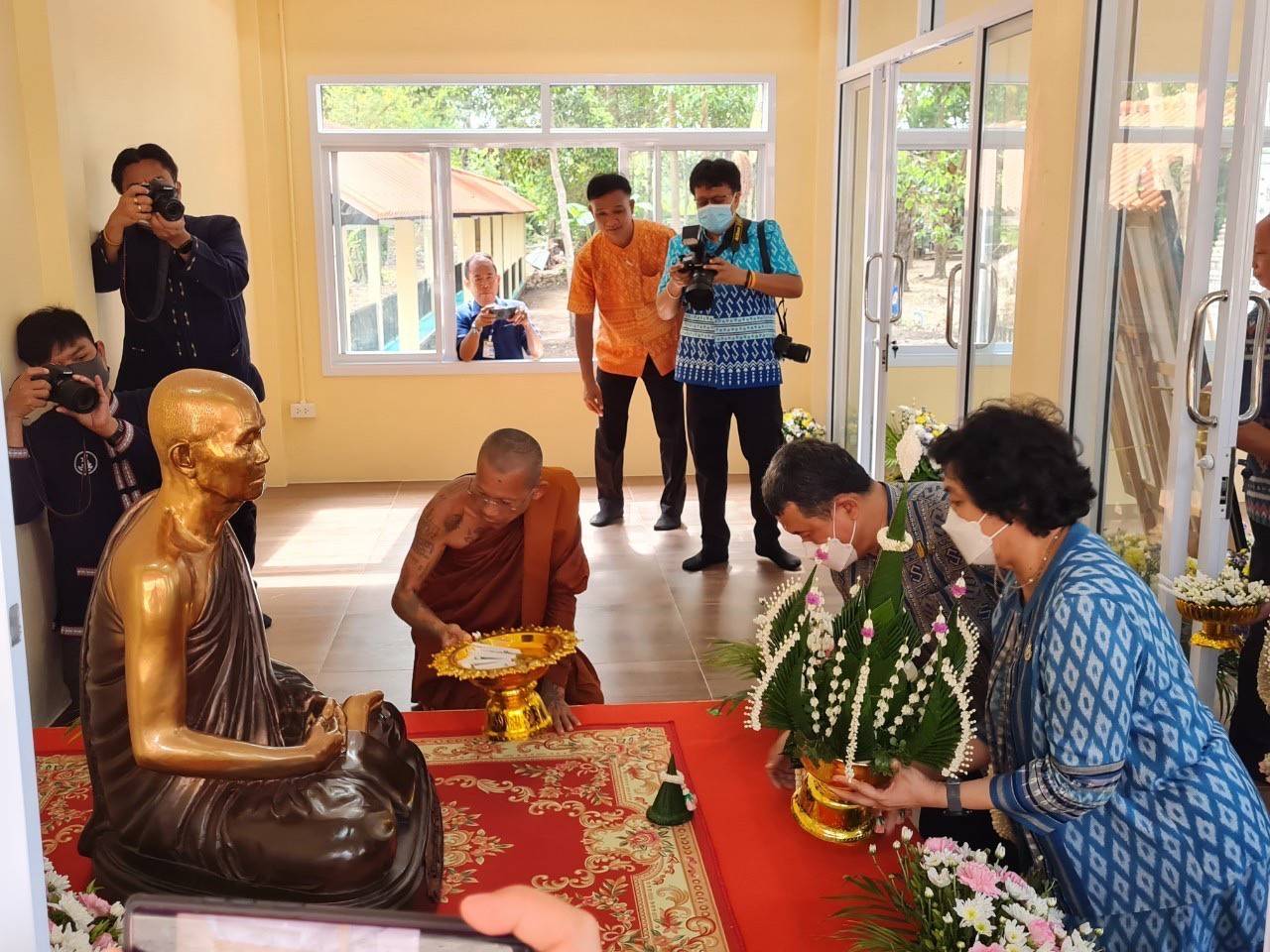 ปลัดกระทรวงมหาดไทย ทำบุญตักบาตร ถวายภัตตาหาร และประกอบพิธีถวายกุฏิขันติกโรอนุสรณ์ เสนาสนะที่พักอาศัย ของหลวงปู่อ่อนศรี ขันติกโร