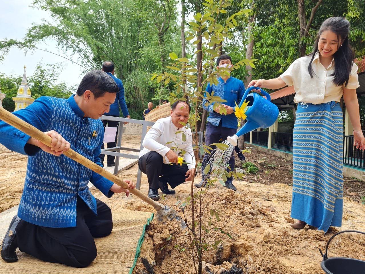 ปลัดกระทรวงมหาดไทย ทำบุญตักบาตร ถวายภัตตาหาร และประกอบพิธีถวายกุฏิขันติกโรอนุสรณ์ เสนาสนะที่พักอาศัย ของหลวงปู่อ่อนศรี ขันติกโร