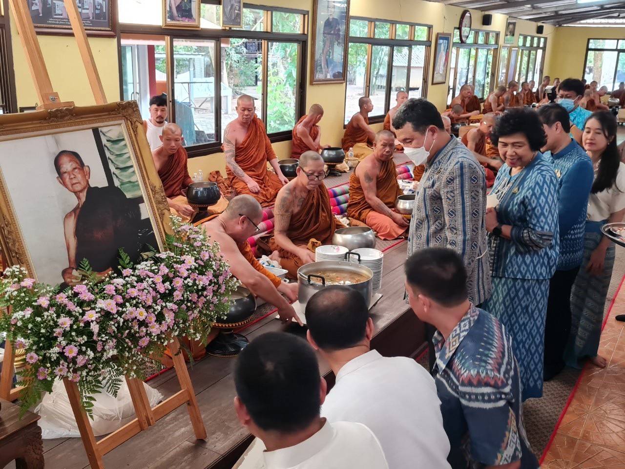 ปลัดกระทรวงมหาดไทย ทำบุญตักบาตร ถวายภัตตาหาร และประกอบพิธีถวายกุฏิขันติกโรอนุสรณ์ เสนาสนะที่พักอาศัย ของหลวงปู่อ่อนศรี ขันติกโร