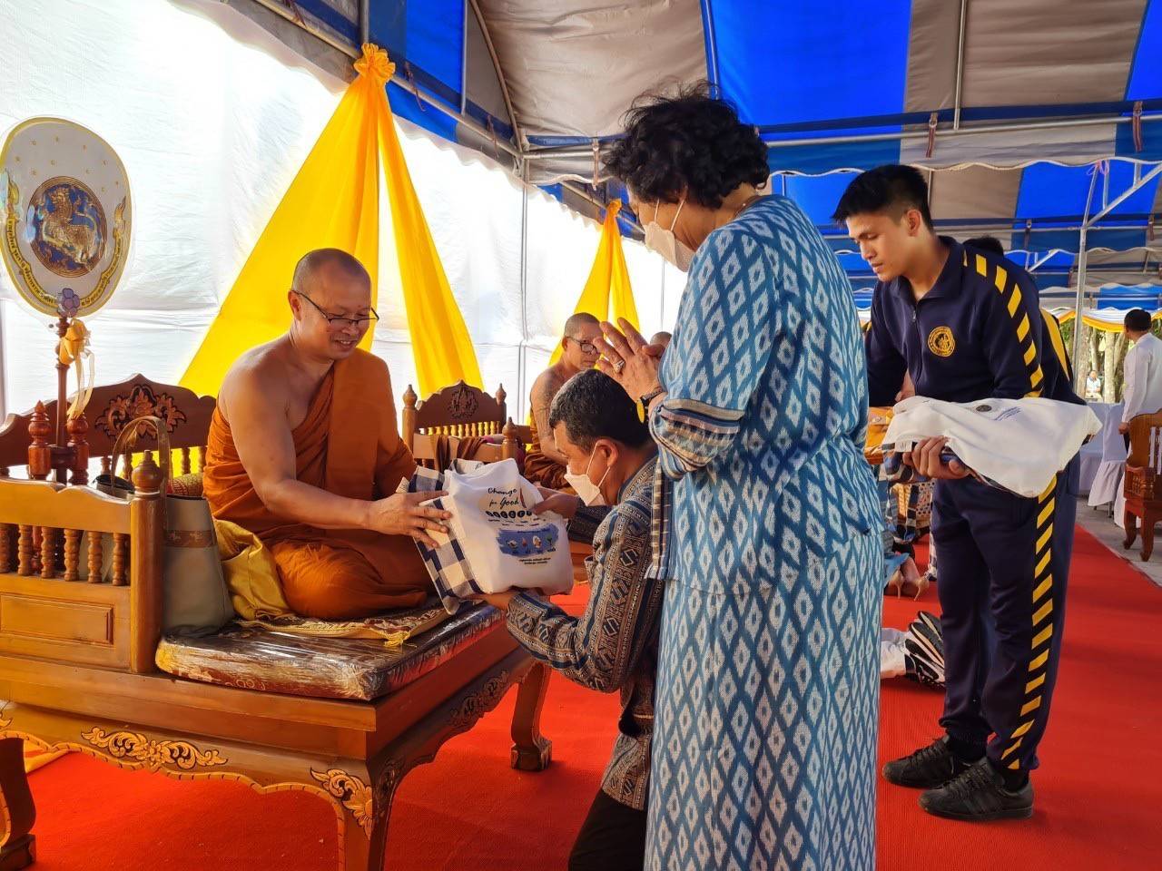 ปลัดกระทรวงมหาดไทย ทำบุญตักบาตร ถวายภัตตาหาร และประกอบพิธีถวายกุฏิขันติกโรอนุสรณ์ เสนาสนะที่พักอาศัย ของหลวงปู่อ่อนศรี ขันติกโร