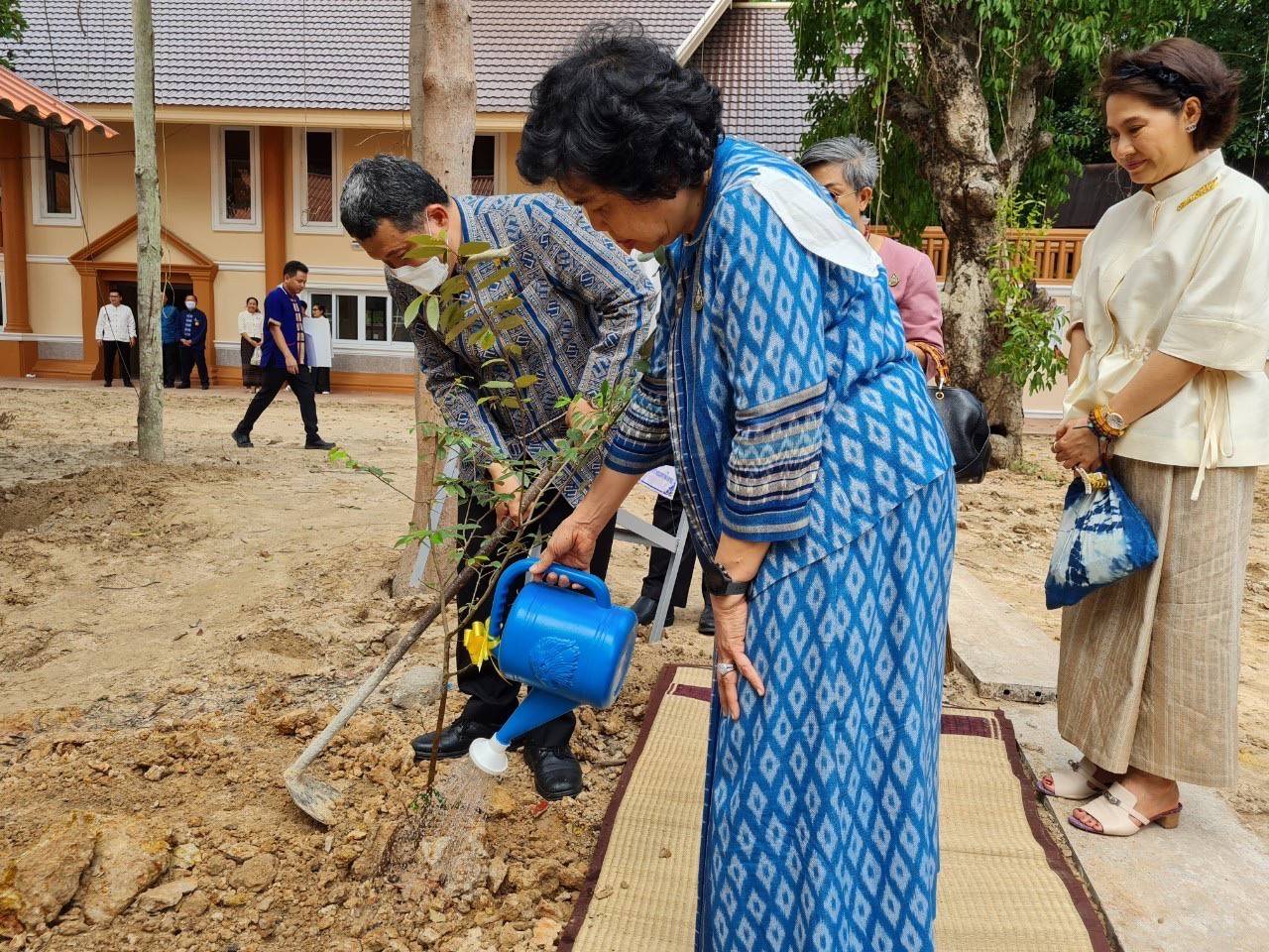 ปลัดกระทรวงมหาดไทย ทำบุญตักบาตร ถวายภัตตาหาร และประกอบพิธีถวายกุฏิขันติกโรอนุสรณ์ เสนาสนะที่พักอาศัย ของหลวงปู่อ่อนศรี ขันติกโร
