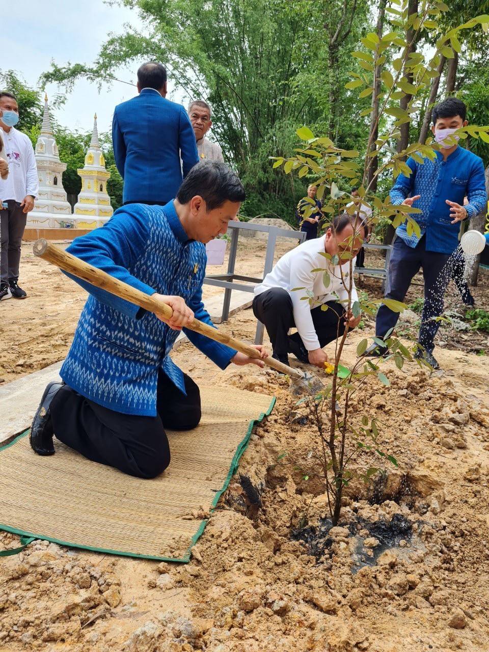 ปลัดกระทรวงมหาดไทย ทำบุญตักบาตร ถวายภัตตาหาร และประกอบพิธีถวายกุฏิขันติกโรอนุสรณ์ เสนาสนะที่พักอาศัย ของหลวงปู่อ่อนศรี ขันติกโร
