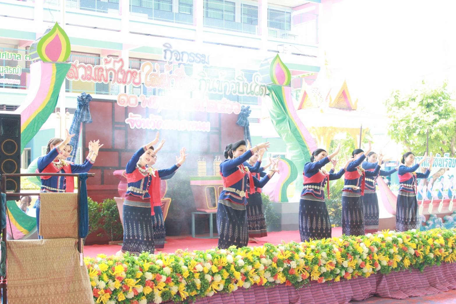 นครพนม ขับเคลื่อนกิจกรรม “สวมผ้าไทย ใส่ผ้าซิ่น กินข้าวปิ่นโต” อย่างต่อเนื่อง เพื่อเสริมสร้างความมั่นคงทางอาหาร ด้วยภาชนะที่เป็นมิตรกับสิ่งแวดล้อม