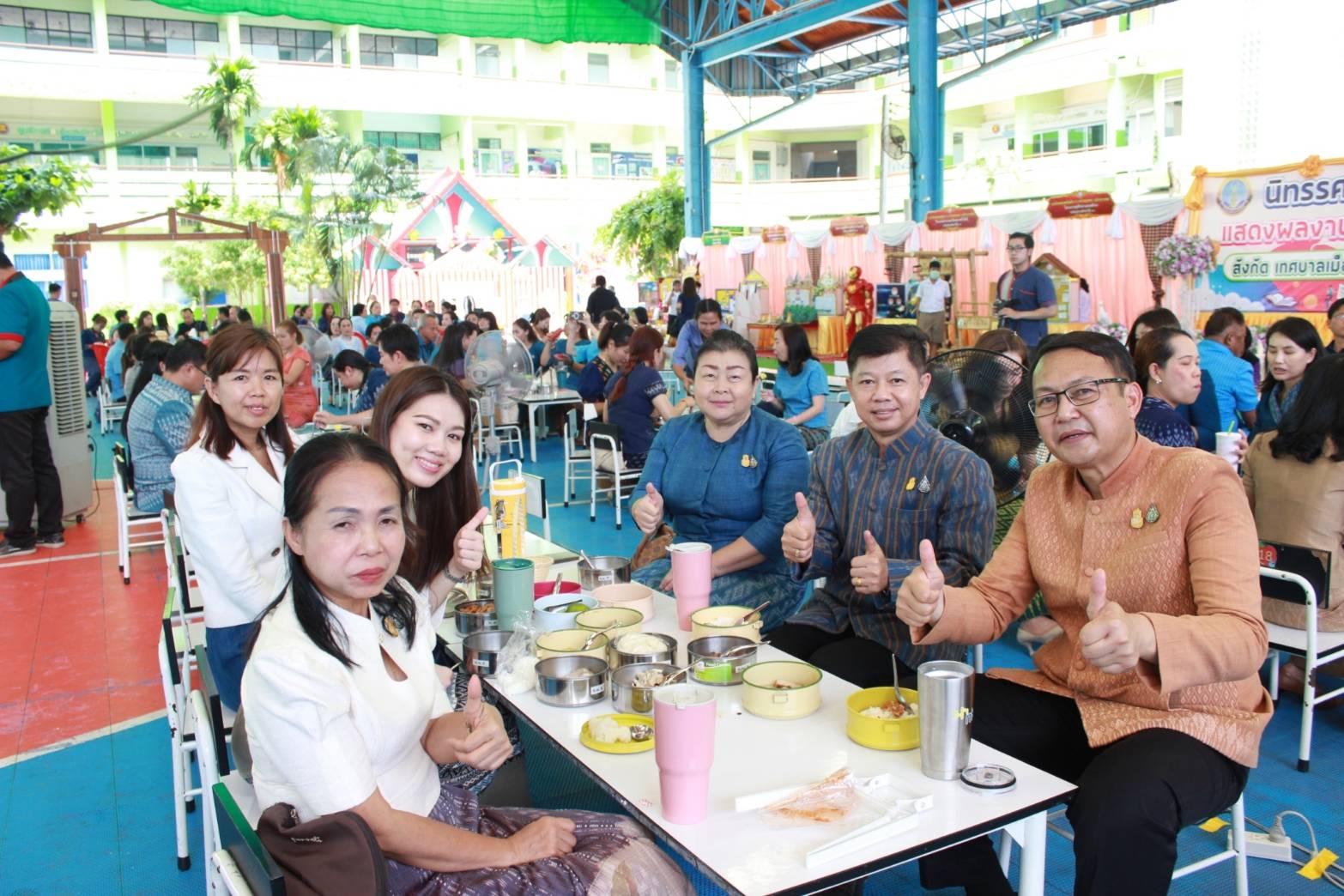 นครพนม ขับเคลื่อนกิจกรรม “สวมผ้าไทย ใส่ผ้าซิ่น กินข้าวปิ่นโต” อย่างต่อเนื่อง เพื่อเสริมสร้างความมั่นคงทางอาหาร ด้วยภาชนะที่เป็นมิตรกับสิ่งแวดล้อม