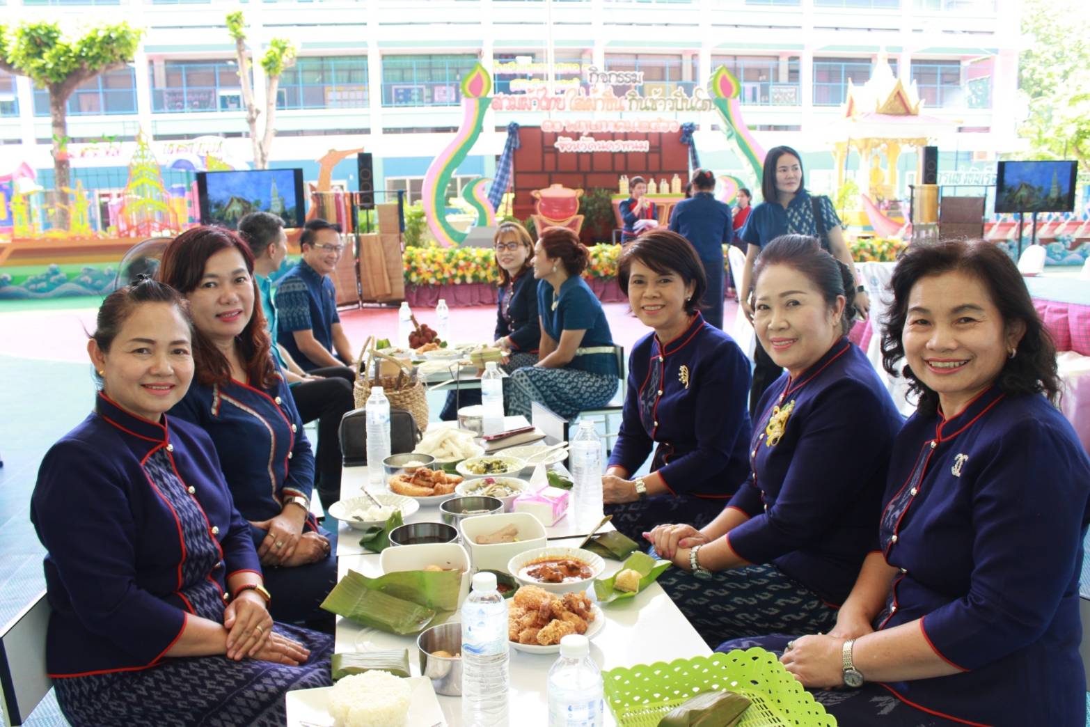 นครพนม ขับเคลื่อนกิจกรรม “สวมผ้าไทย ใส่ผ้าซิ่น กินข้าวปิ่นโต” อย่างต่อเนื่อง เพื่อเสริมสร้างความมั่นคงทางอาหาร ด้วยภาชนะที่เป็นมิตรกับสิ่งแวดล้อม