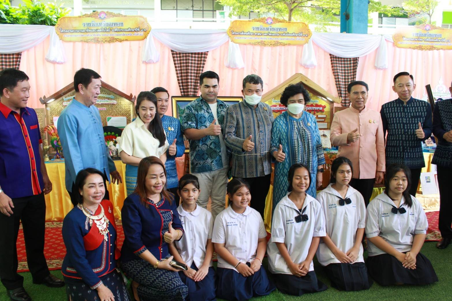นครพนม ขับเคลื่อนกิจกรรม “สวมผ้าไทย ใส่ผ้าซิ่น กินข้าวปิ่นโต” อย่างต่อเนื่อง เพื่อเสริมสร้างความมั่นคงทางอาหาร ด้วยภาชนะที่เป็นมิตรกับสิ่งแวดล้อม