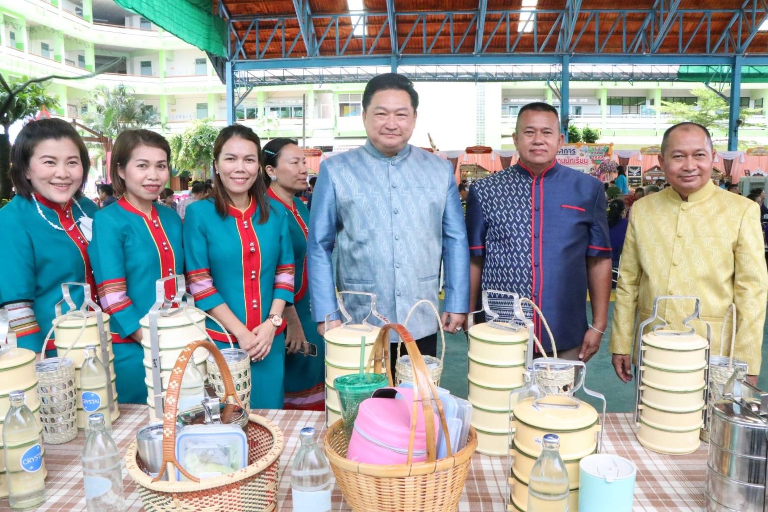 นครพนม ขับเคลื่อนกิจกรรม “สวมผ้าไทย ใส่ผ้าซิ่น กินข้าวปิ่นโต” อย่างต่อเนื่อง เพื่อเสริมสร้างความมั่นคงทางอาหาร ด้วยภาชนะที่เป็นมิตรกับสิ่งแวดล้อม