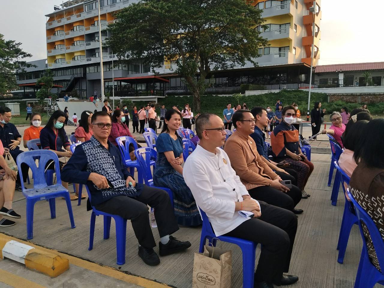 นครพนม คึกคักตลาดถนนคนเดินสวรรค์ชายโขง หมู่บ้านวัฒนธรรม 9 ชนเผ่า 2 เชื้อชาติ สีสันบรรยากาศการท่องเที่ยวริมฝั่งแม่น้ำโขง
