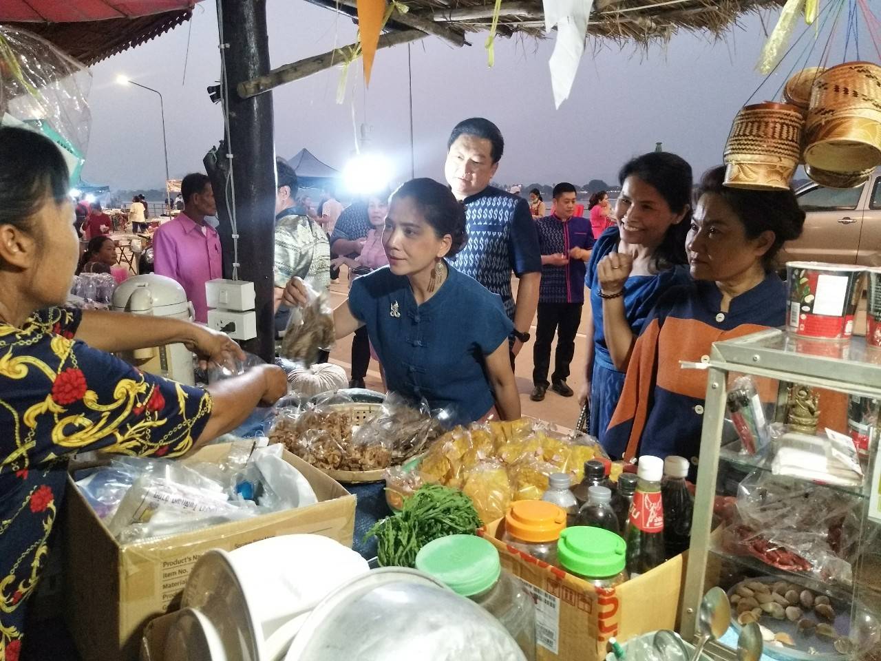 นครพนม คึกคักตลาดถนนคนเดินสวรรค์ชายโขง หมู่บ้านวัฒนธรรม 9 ชนเผ่า 2 เชื้อชาติ สีสันบรรยากาศการท่องเที่ยวริมฝั่งแม่น้ำโขง