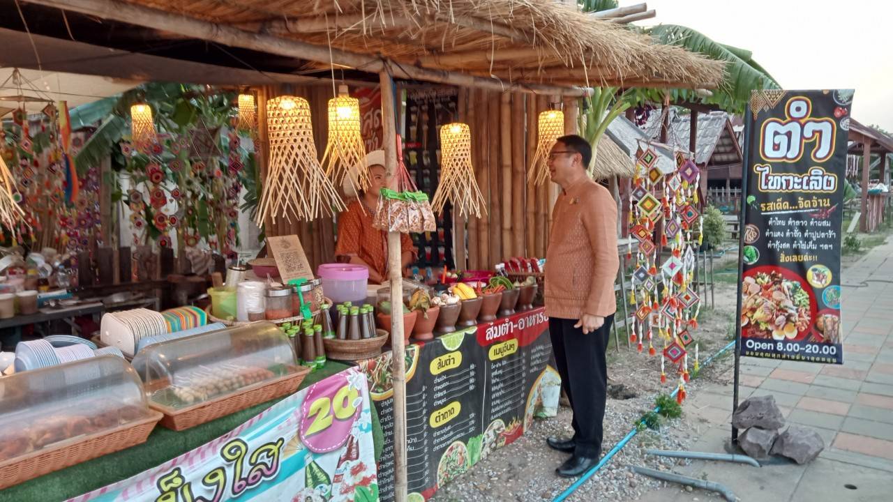 นครพนม คึกคักตลาดถนนคนเดินสวรรค์ชายโขง หมู่บ้านวัฒนธรรม 9 ชนเผ่า 2 เชื้อชาติ สีสันบรรยากาศการท่องเที่ยวริมฝั่งแม่น้ำโขง
