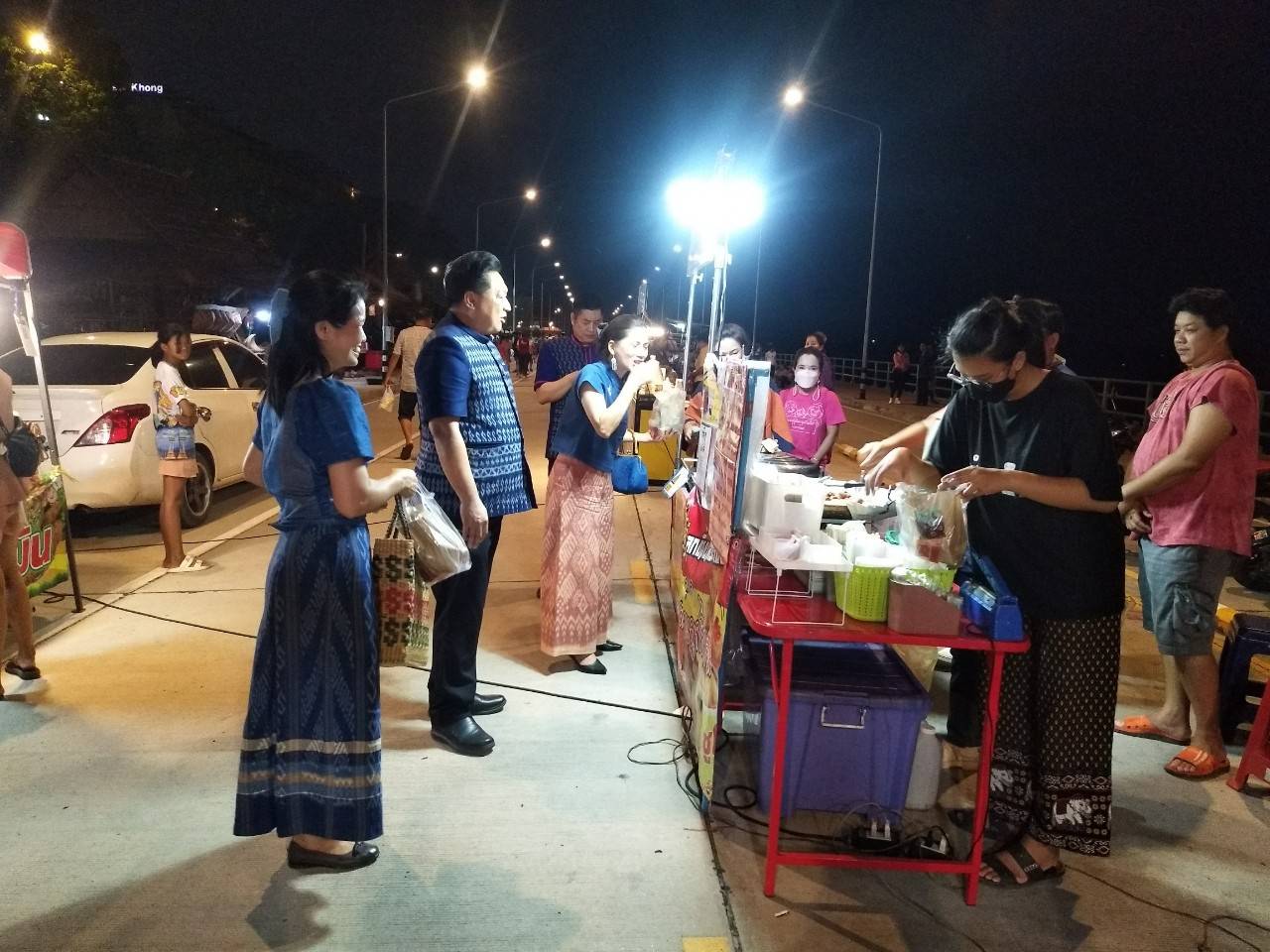 นครพนม คึกคักตลาดถนนคนเดินสวรรค์ชายโขง หมู่บ้านวัฒนธรรม 9 ชนเผ่า 2 เชื้อชาติ สีสันบรรยากาศการท่องเที่ยวริมฝั่งแม่น้ำโขง
