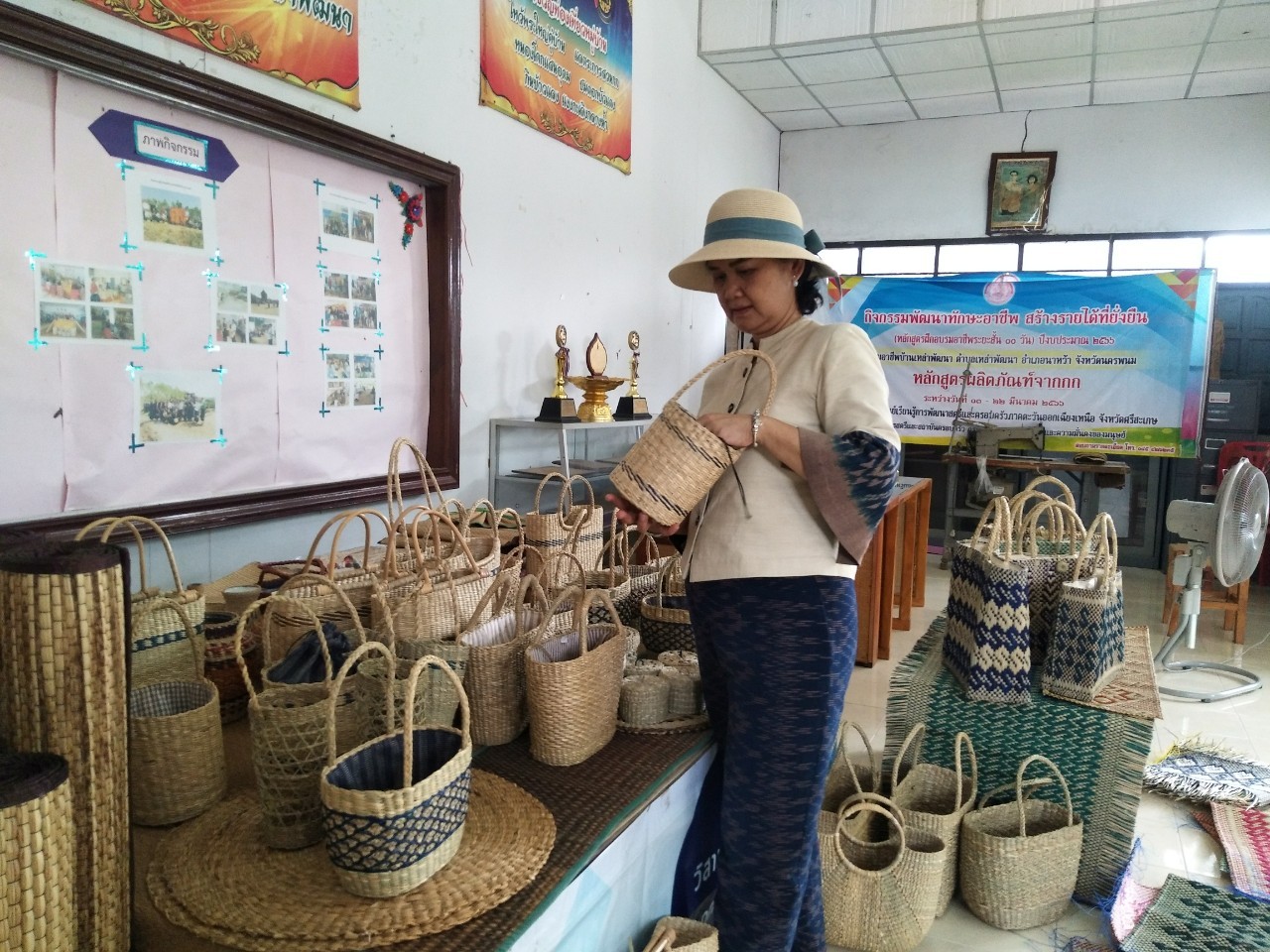นครพนม เร่งส่งเสริมพัฒนาผลิตภัณฑ์ชุมชนนำแบบผ้าลายพระราชทาน ไปเป็นต้นแบบต่อยอดหัตถกรรมจักสานกก
