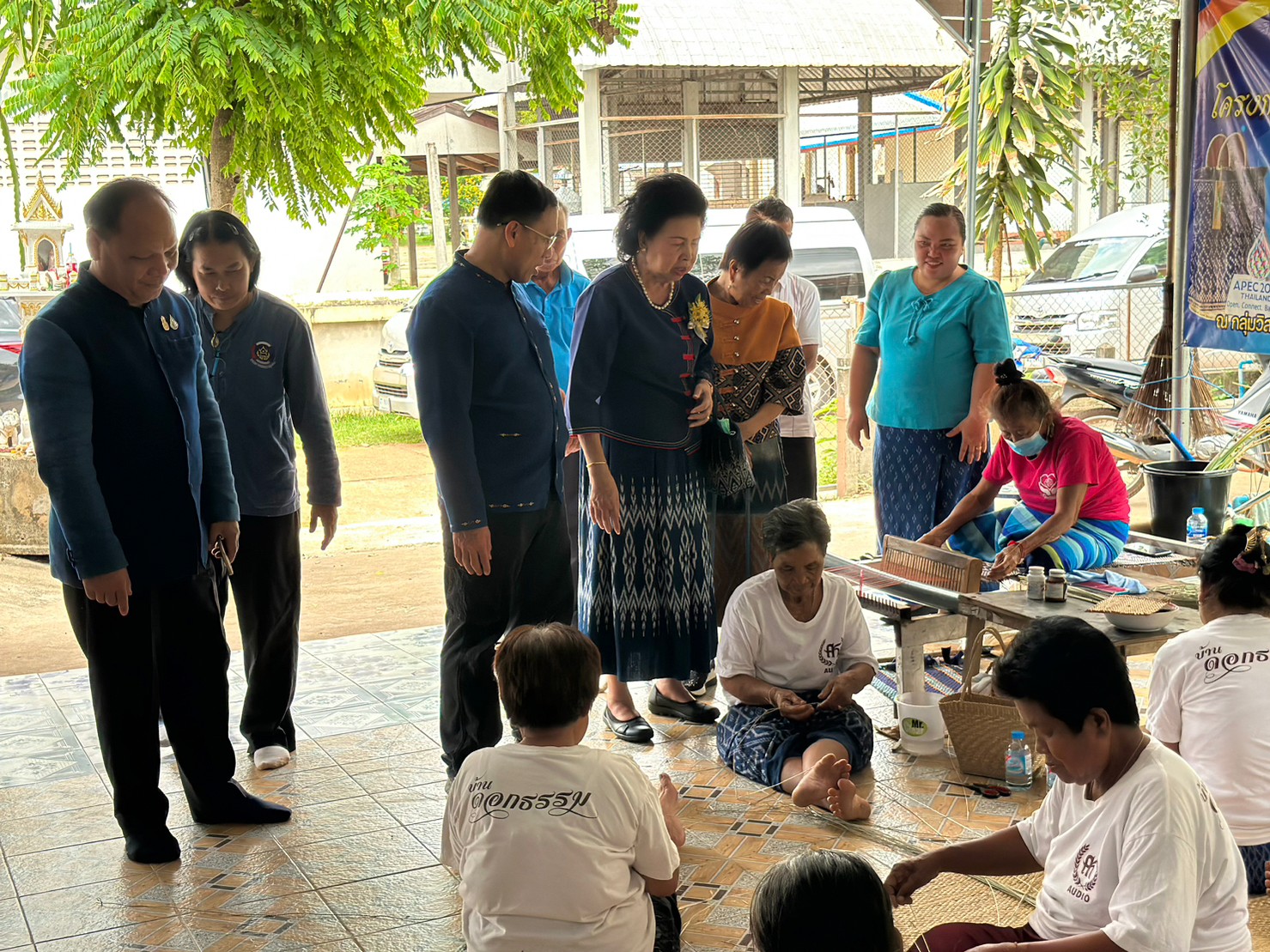นครพนม เร่งส่งเสริมพัฒนาผลิตภัณฑ์ชุมชนนำแบบผ้าลายพระราชทาน ไปเป็นต้นแบบต่อยอดหัตถกรรมจักสานกก