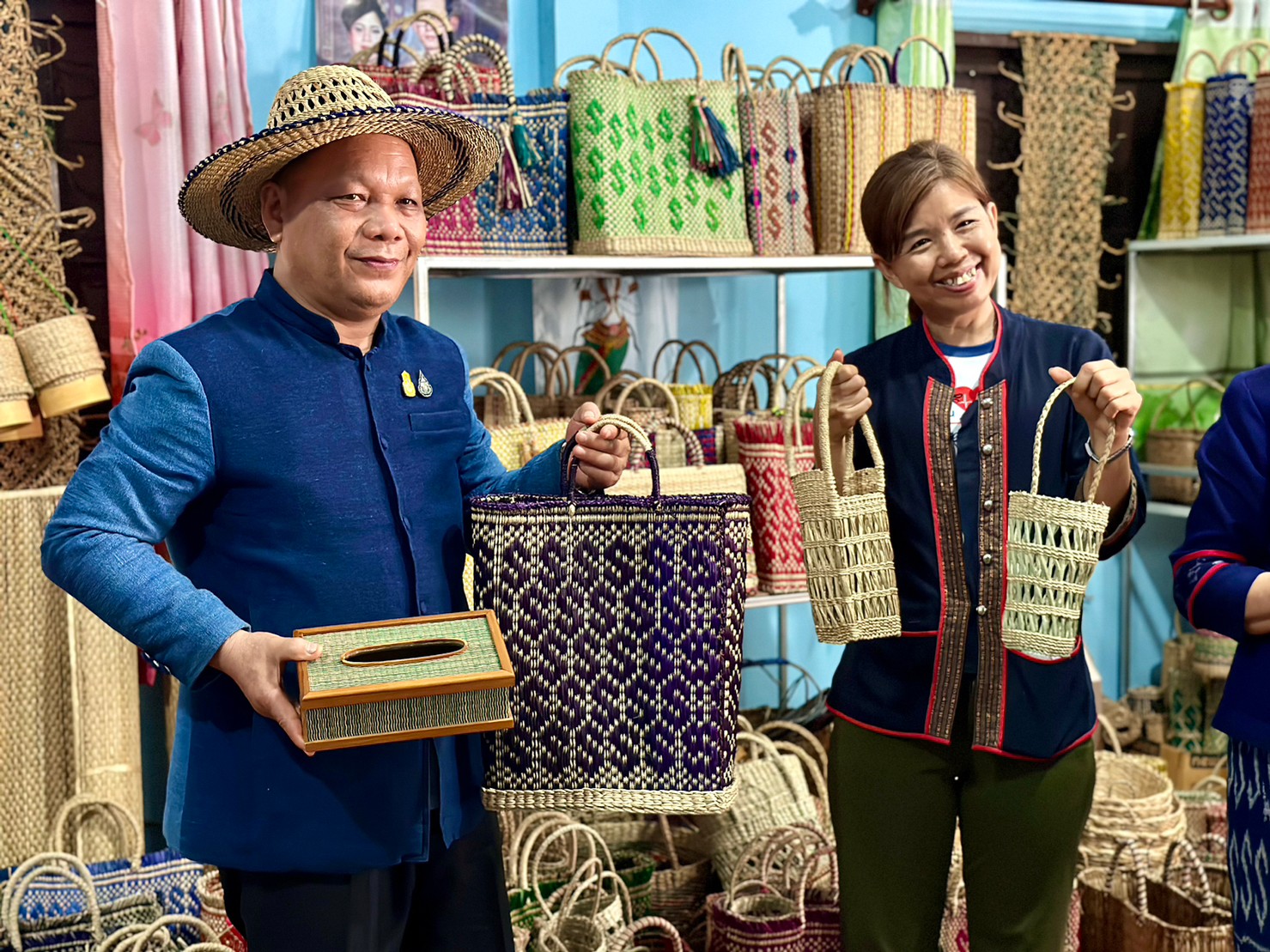 นครพนม เร่งส่งเสริมพัฒนาผลิตภัณฑ์ชุมชนนำแบบผ้าลายพระราชทาน ไปเป็นต้นแบบต่อยอดหัตถกรรมจักสานกก