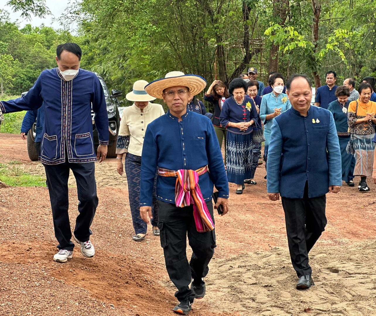 นครพนม เอามื้อสามัคคีพัฒนาศูนย์เรียนรู้ปลูกหม่อนเลี้ยงไหม วิถีแห่งการพัฒนาที่ยั่งยืน