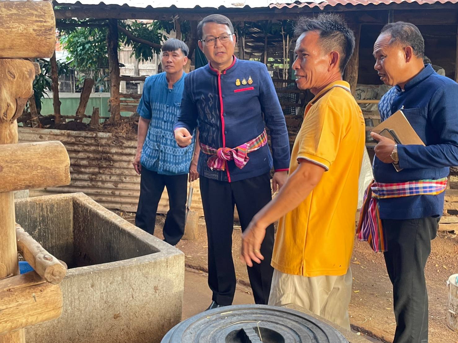 พช.นครพนม เยี่ยมชมครัวเรือนต้นแบบที่ประสบความสำเร็จจากการยืมเงินโครงการแก้ไขปัญหาความยากจน (กข.คจ.) พื้นที่อำเภอวังยาง