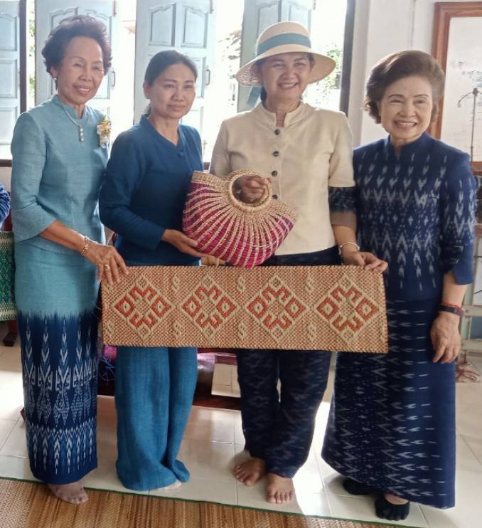 นครพนม เร่งส่งเสริมการทอผ้าลายพระราชทาน “ผ้าลายดอกรักราชกัญญา” และการนำลายพระราชทานไปต่อยอดงานหัตถกรรม