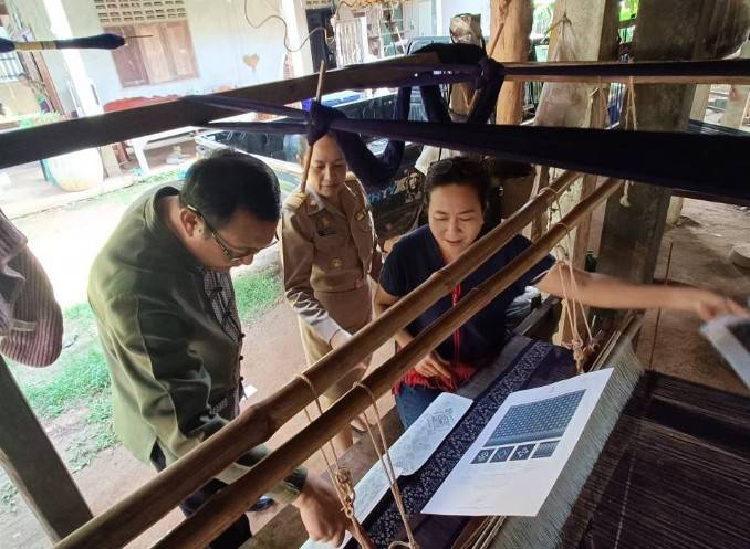 นครพนม เร่งส่งเสริมการทอผ้าลายพระราชทาน “ผ้าลายดอกรักราชกัญญา” และการนำลายพระราชทานไปต่อยอดงานหัตถกรรม