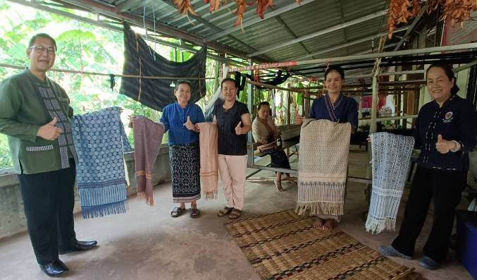 นครพนม เร่งส่งเสริมการทอผ้าลายพระราชทาน “ผ้าลายดอกรักราชกัญญา” และการนำลายพระราชทานไปต่อยอดงานหัตถกรรม