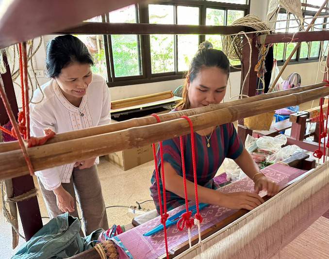 นครพนม เร่งส่งเสริมการทอผ้าลายพระราชทาน “ผ้าลายดอกรักราชกัญญา” และการนำลายพระราชทานไปต่อยอดงานหัตถกรรม