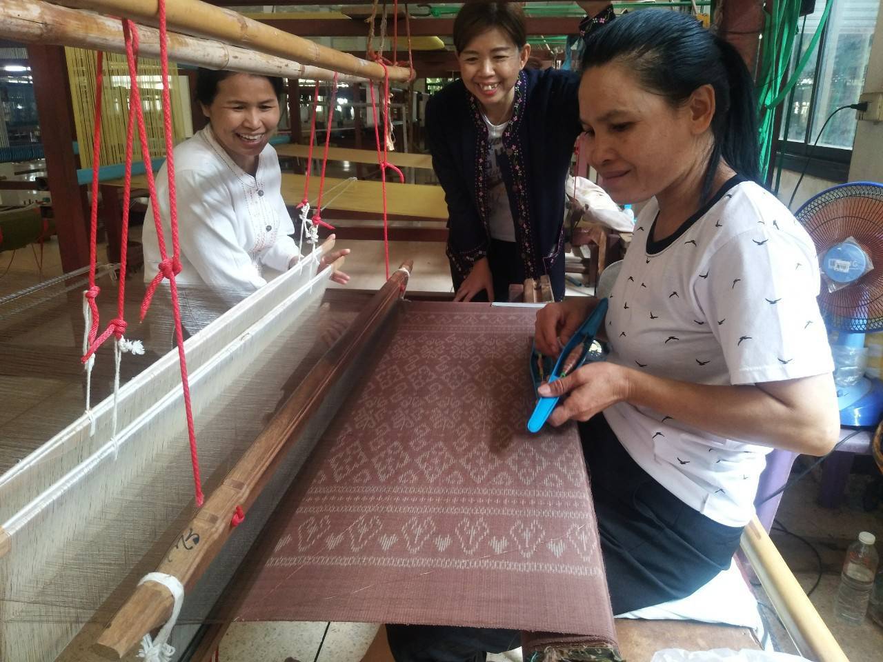 นครพนม เร่งส่งเสริมการทอผ้าลายพระราชทาน “ผ้าลายดอกรักราชกัญญา” และการนำลายพระราชทานไปต่อยอดงานหัตถกรรม