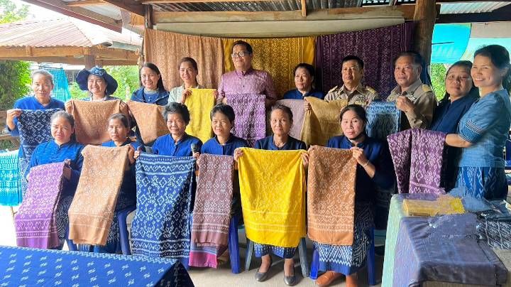 นครพนม เร่งเสริมทัพสนับสนุนการทอผ้าลายพระราชทาน “ผ้าลายดอกรักราชกัญญา” และติดตามการสมัครประกวดผ้าลายพระราชทาน “ผ้าลายดอกรักราชกัญญา”
