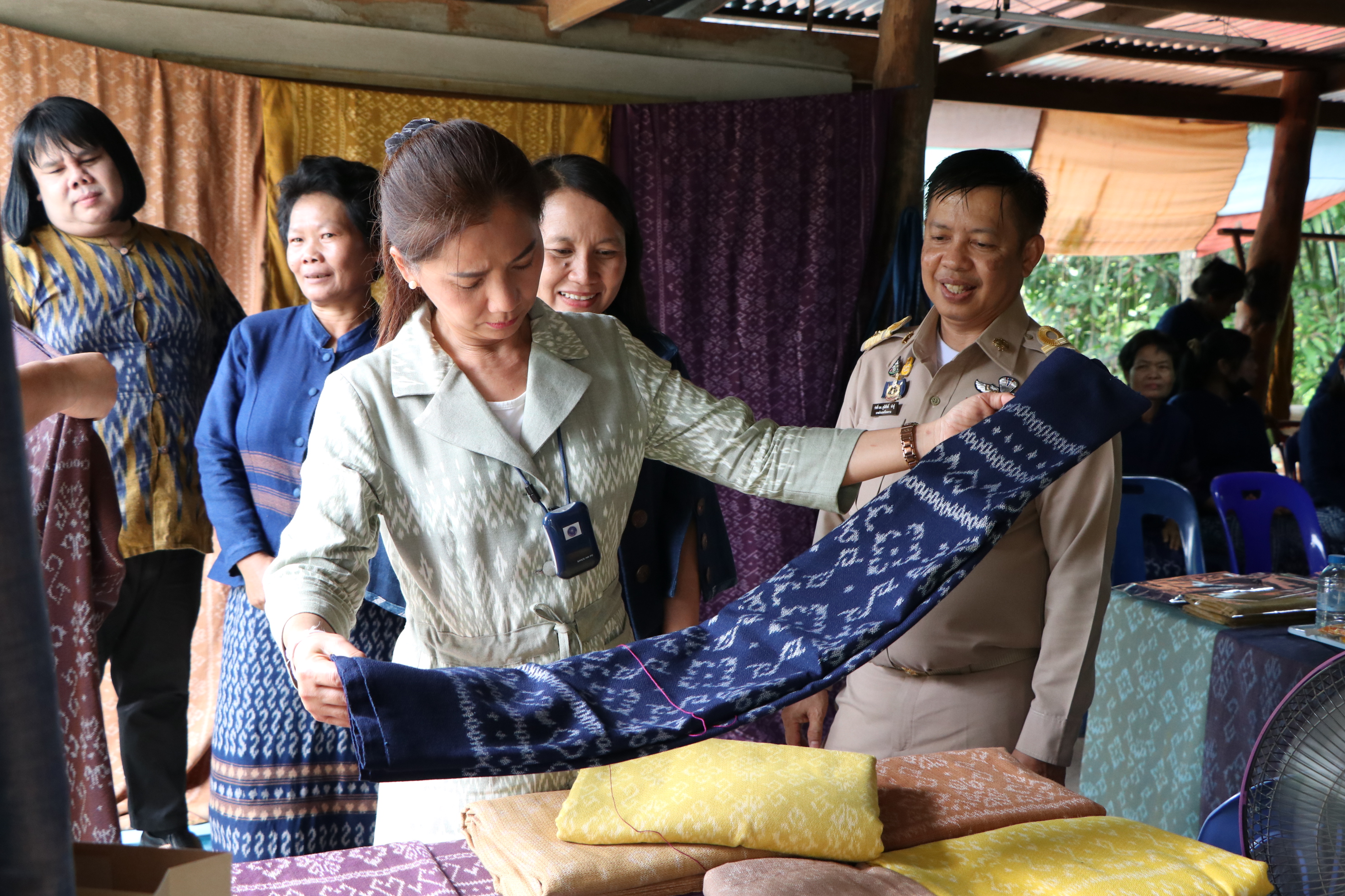 นครพนม เร่งเสริมทัพสนับสนุนการทอผ้าลายพระราชทาน “ผ้าลายดอกรักราชกัญญา” และติดตามการสมัครประกวดผ้าลายพระราชทาน “ผ้าลายดอกรักราชกัญญา”