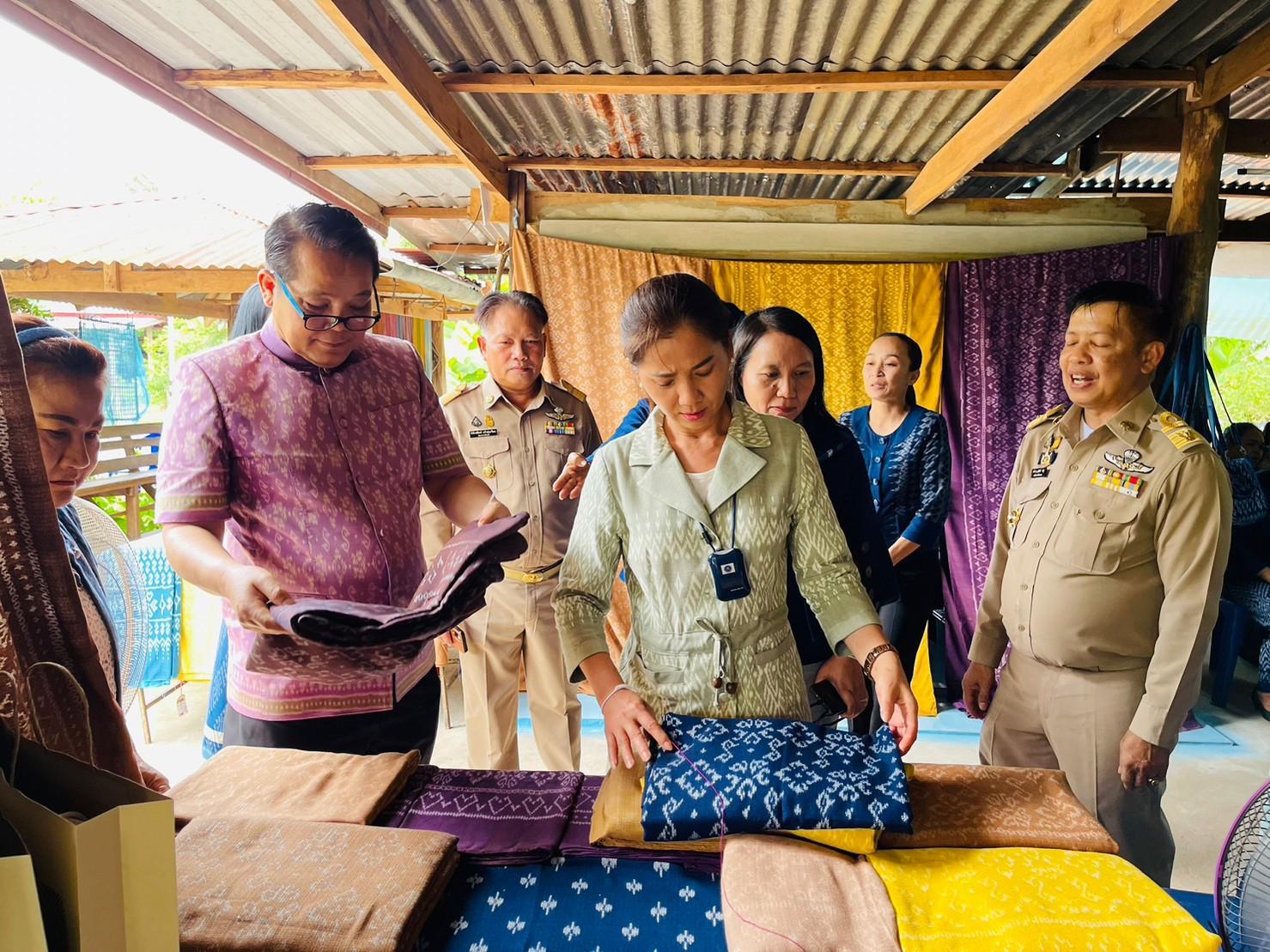นครพนม เร่งเสริมทัพสนับสนุนการทอผ้าลายพระราชทาน “ผ้าลายดอกรักราชกัญญา” และติดตามการสมัครประกวดผ้าลายพระราชทาน “ผ้าลายดอกรักราชกัญญา”