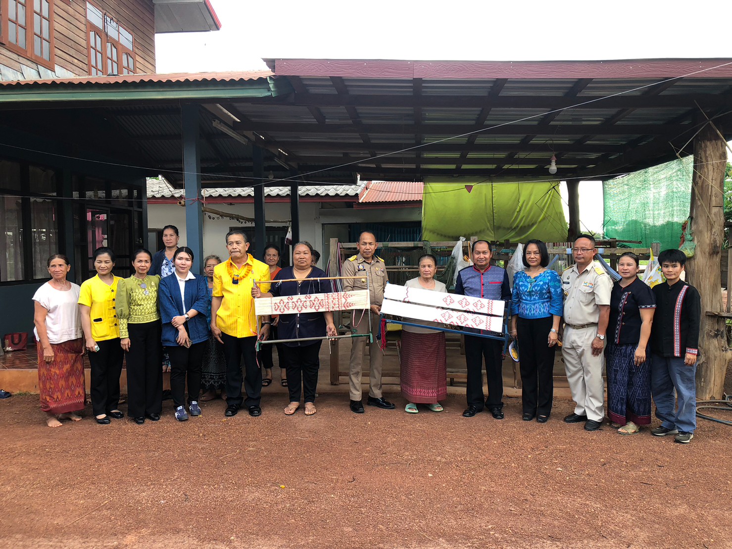 นครพนม เร่งเสริมทัพสนับสนุนการทอผ้าลายพระราชทาน “ผ้าลายดอกรักราชกัญญา” และติดตามการสมัครประกวดผ้าลายพระราชทาน “ผ้าลายดอกรักราชกัญญา”