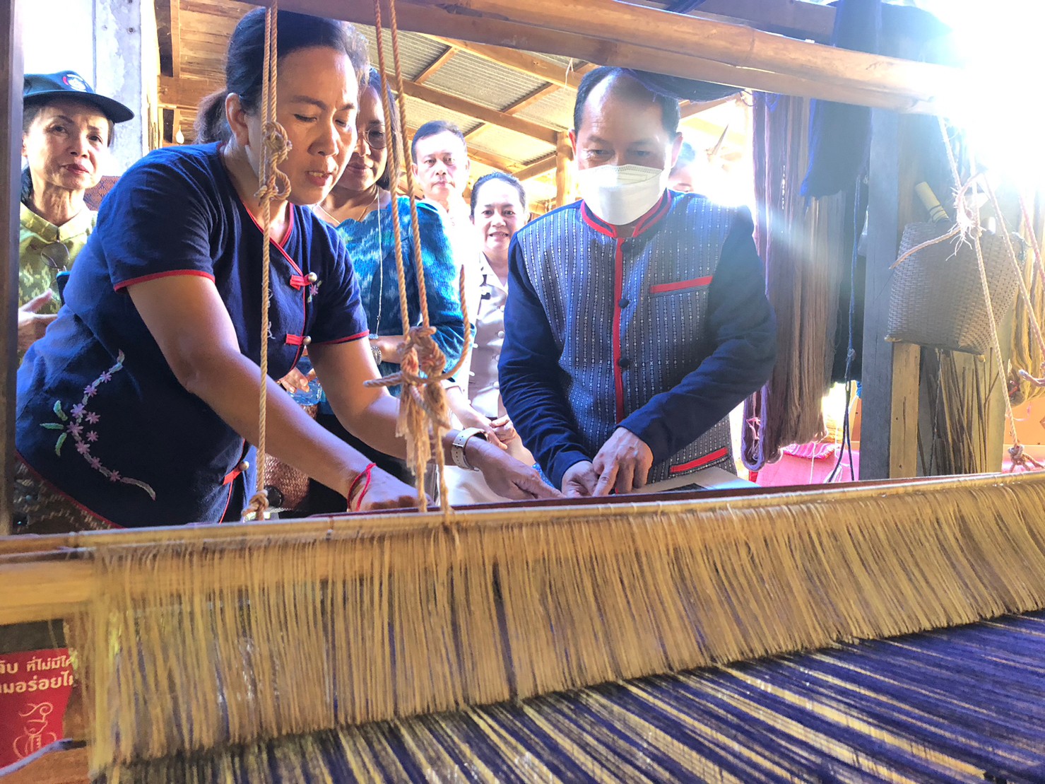 นครพนม เร่งเสริมทัพสนับสนุนการทอผ้าลายพระราชทาน “ผ้าลายดอกรักราชกัญญา” และติดตามการสมัครประกวดผ้าลายพระราชทาน “ผ้าลายดอกรักราชกัญญา”