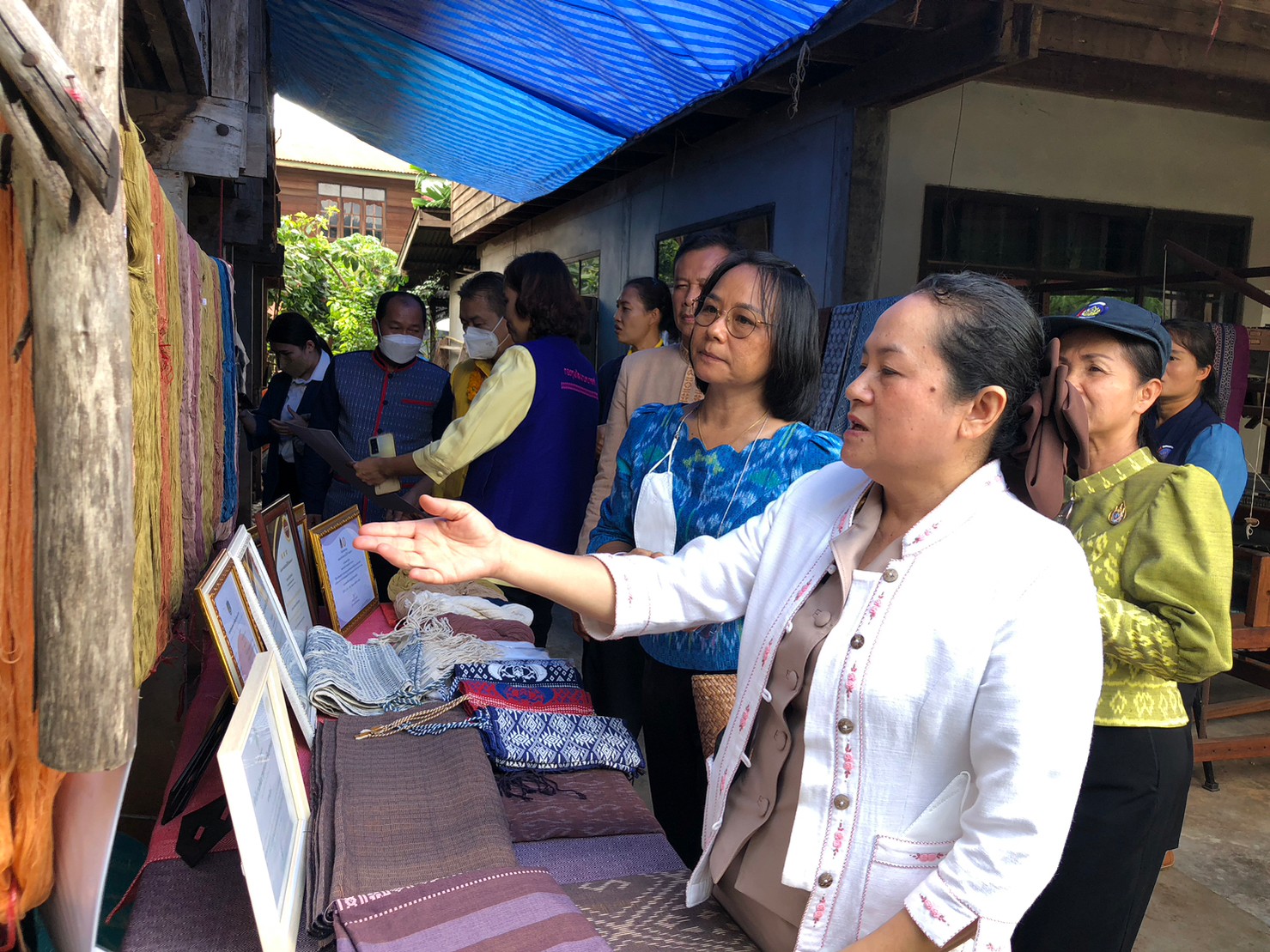 นครพนม เร่งเสริมทัพสนับสนุนการทอผ้าลายพระราชทาน “ผ้าลายดอกรักราชกัญญา” และติดตามการสมัครประกวดผ้าลายพระราชทาน “ผ้าลายดอกรักราชกัญญา”