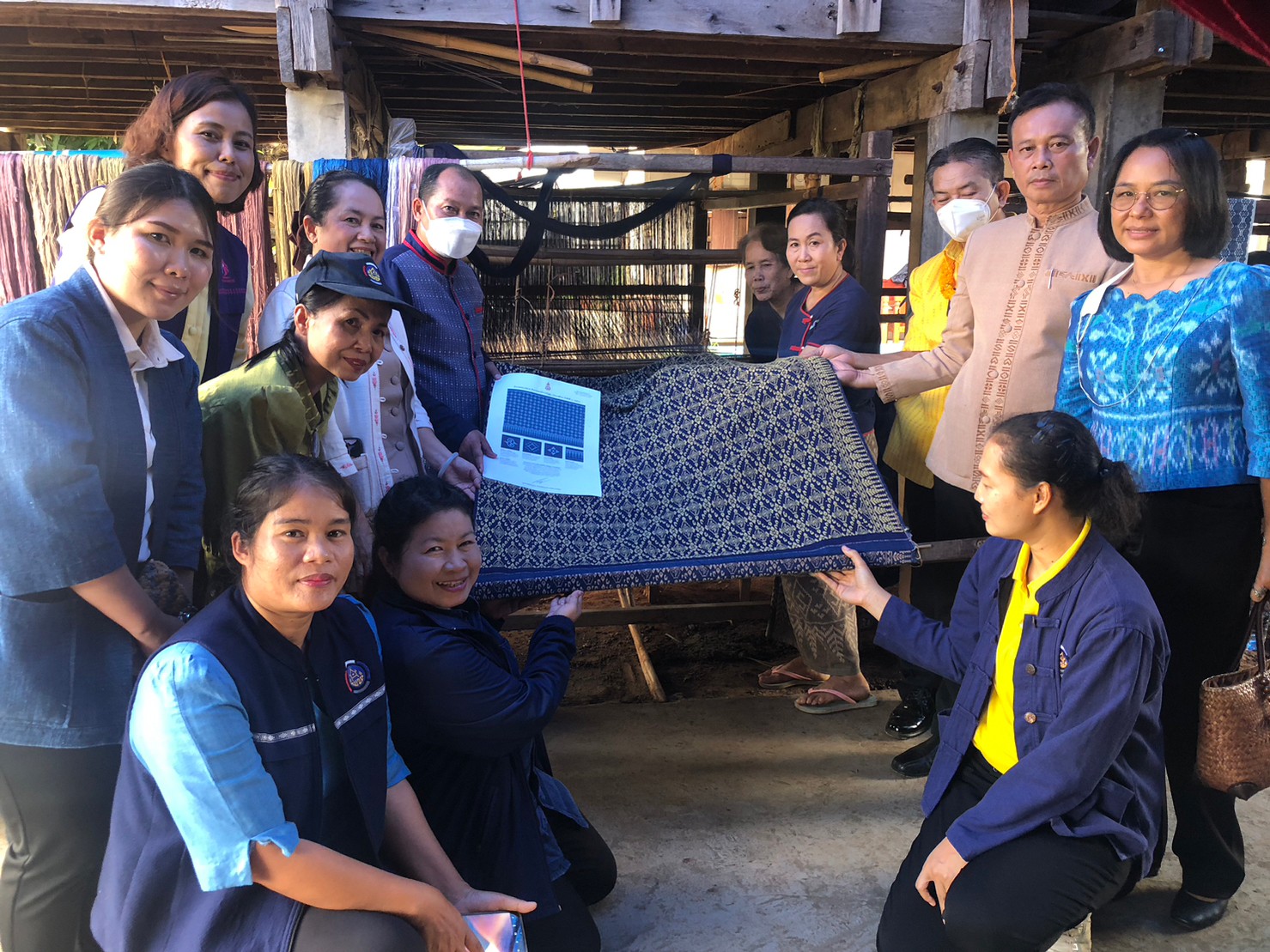 นครพนม เร่งเสริมทัพสนับสนุนการทอผ้าลายพระราชทาน “ผ้าลายดอกรักราชกัญญา” และติดตามการสมัครประกวดผ้าลายพระราชทาน “ผ้าลายดอกรักราชกัญญา”