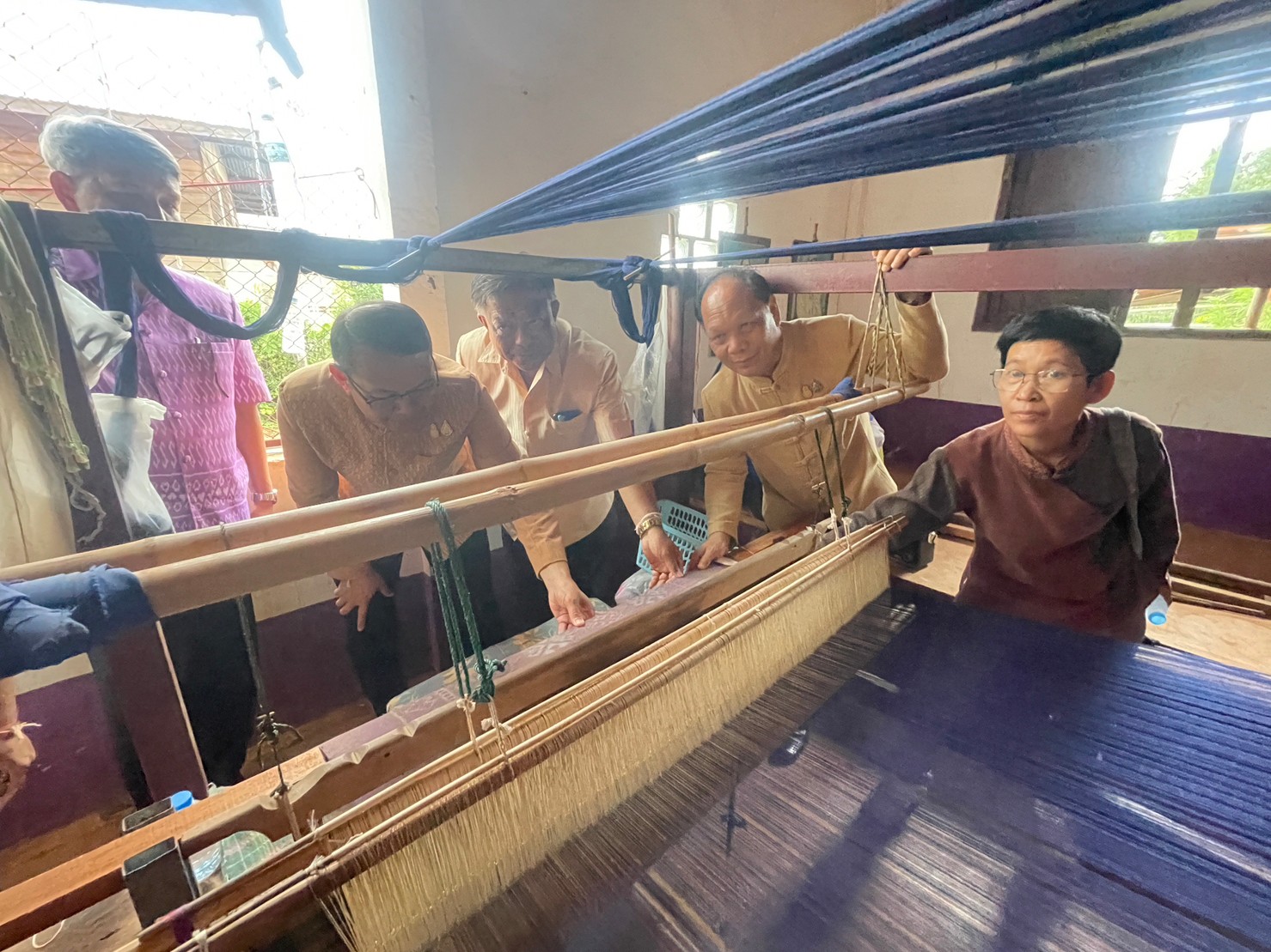 นครพนม เร่งเสริมทัพสนับสนุนการทอผ้าลายพระราชทาน “ผ้าลายดอกรักราชกัญญา” และติดตามการสมัครประกวดผ้าลายพระราชทาน “ผ้าลายดอกรักราชกัญญา”