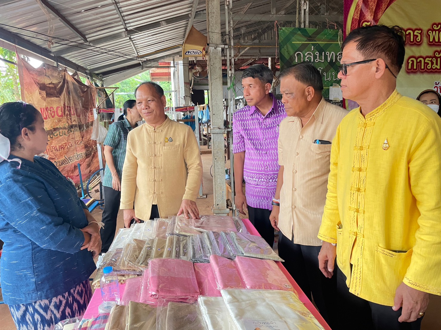 นครพนม เร่งเสริมทัพสนับสนุนการทอผ้าลายพระราชทาน “ผ้าลายดอกรักราชกัญญา” และติดตามการสมัครประกวดผ้าลายพระราชทาน “ผ้าลายดอกรักราชกัญญา”