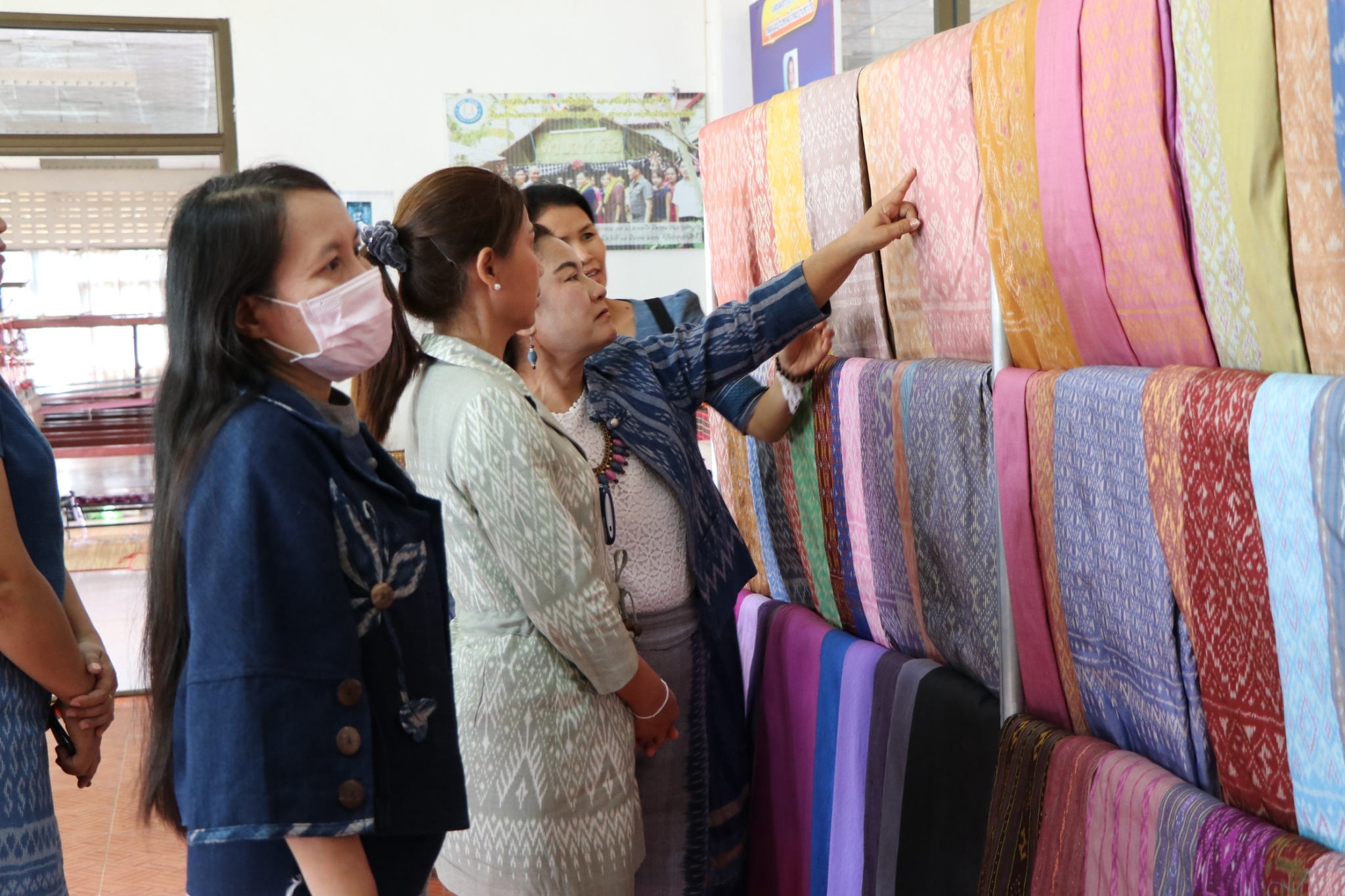 นครพนม เร่งเสริมทัพสนับสนุนการทอผ้าลายพระราชทาน “ผ้าลายดอกรักราชกัญญา” และติดตามการสมัครประกวดผ้าลายพระราชทาน “ผ้าลายดอกรักราชกัญญา”