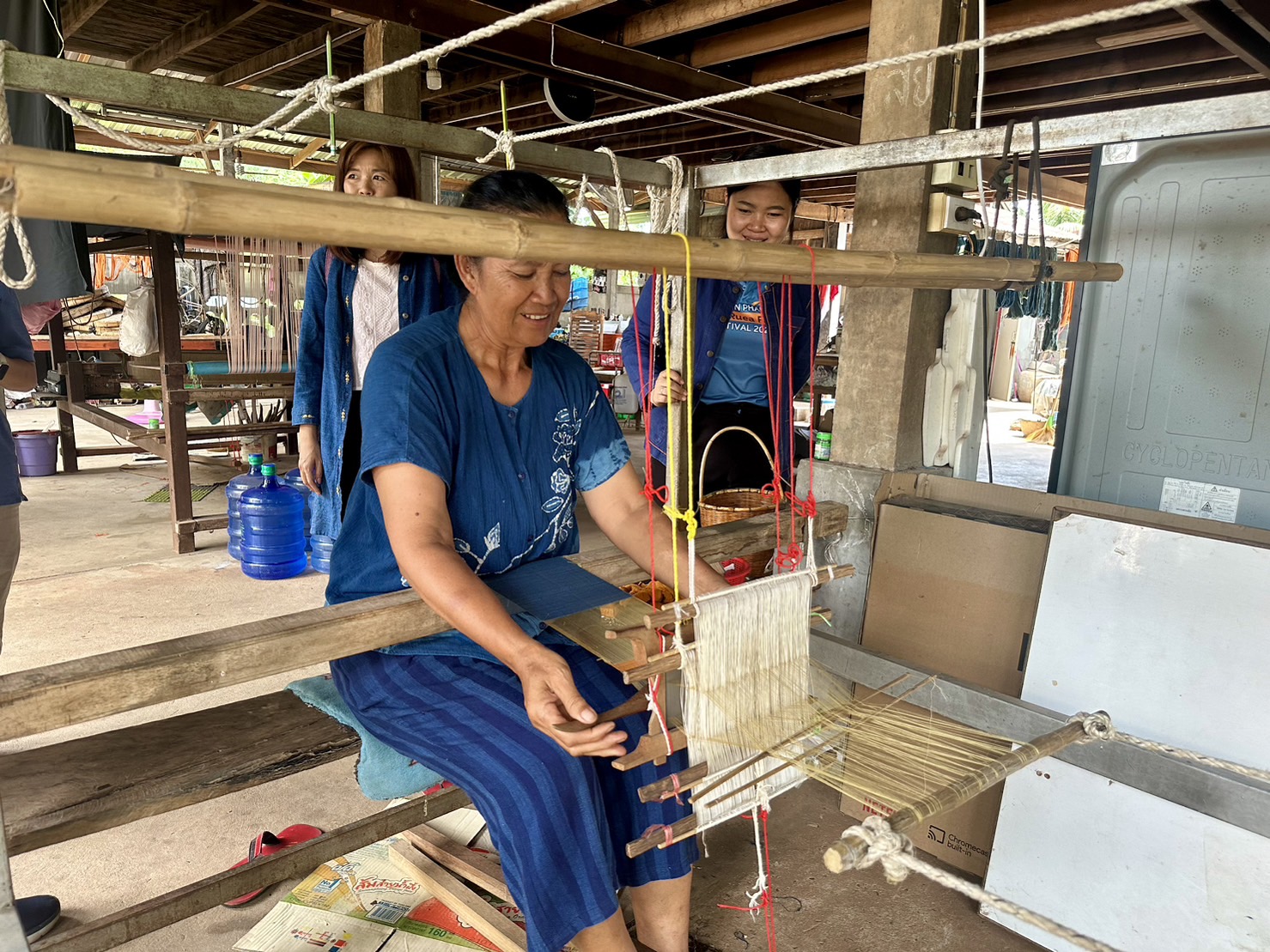 พช.นครพนม เร่งเสริมทัพสนับสนุนการทอผ้าลายพระราชทาน “ผ้าลายดอกรักราชกัญญา” และติดตามการสมัครประกวดผ้าลายพระราชทาน “ผ้าลายดอกรักราชกัญญา”