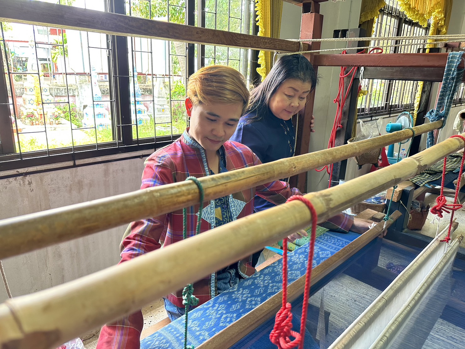 พช.นครพนม เร่งเสริมทัพสนับสนุนการทอผ้าลายพระราชทาน “ผ้าลายดอกรักราชกัญญา” และติดตามการสมัครประกวดผ้าลายพระราชทาน “ผ้าลายดอกรักราชกัญญา”