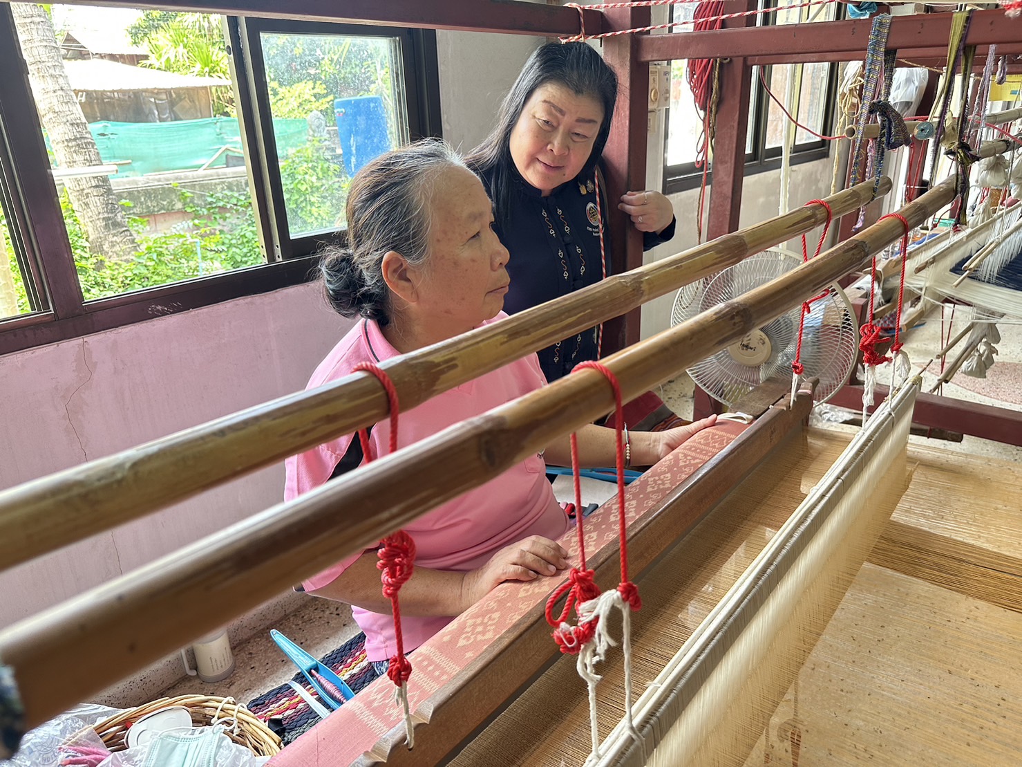 พช.นครพนม เร่งเสริมทัพสนับสนุนการทอผ้าลายพระราชทาน “ผ้าลายดอกรักราชกัญญา” และติดตามการสมัครประกวดผ้าลายพระราชทาน “ผ้าลายดอกรักราชกัญญา”
