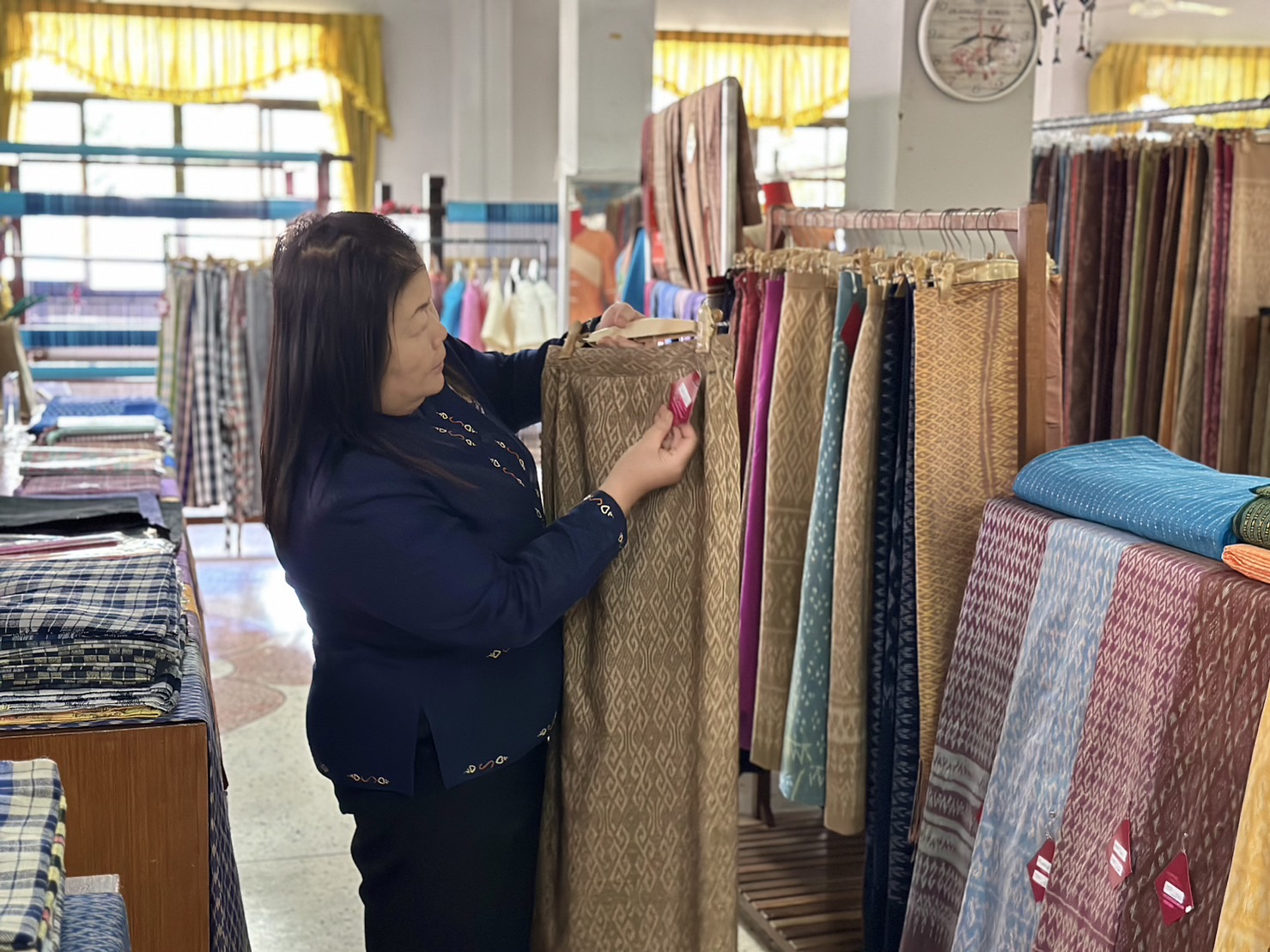 พช.นครพนม เร่งเสริมทัพสนับสนุนการทอผ้าลายพระราชทาน “ผ้าลายดอกรักราชกัญญา” และติดตามการสมัครประกวดผ้าลายพระราชทาน “ผ้าลายดอกรักราชกัญญา”