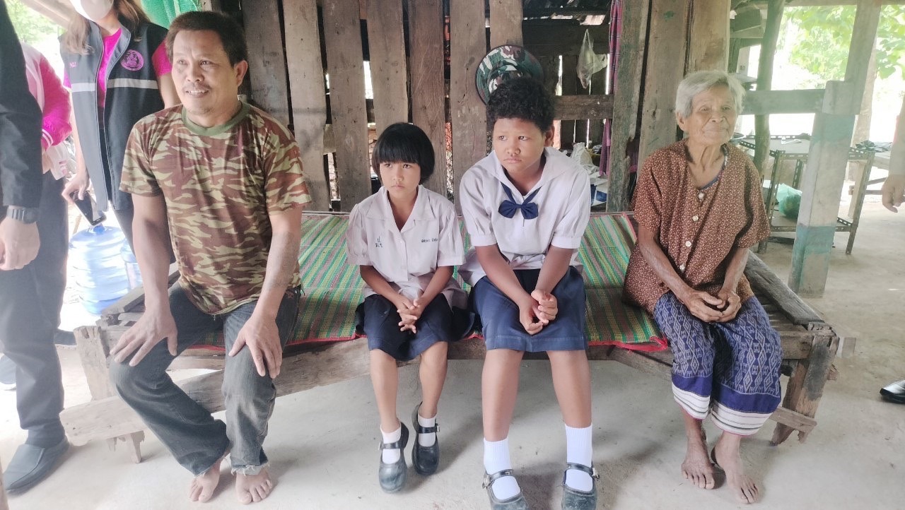 พ่อเมืองนครพนม นำคณะหัวหน้าส่วนราชการจังหวัด/อำเภอ และ 7 ภาคีเครือข่าย มอบบ้านผู้ยากไร้ที่ประสบปัญหาด้านที่อยู่อาศัยไม่ปลอดภัยของคนในครอบครัว อำเภอเรณูนคร