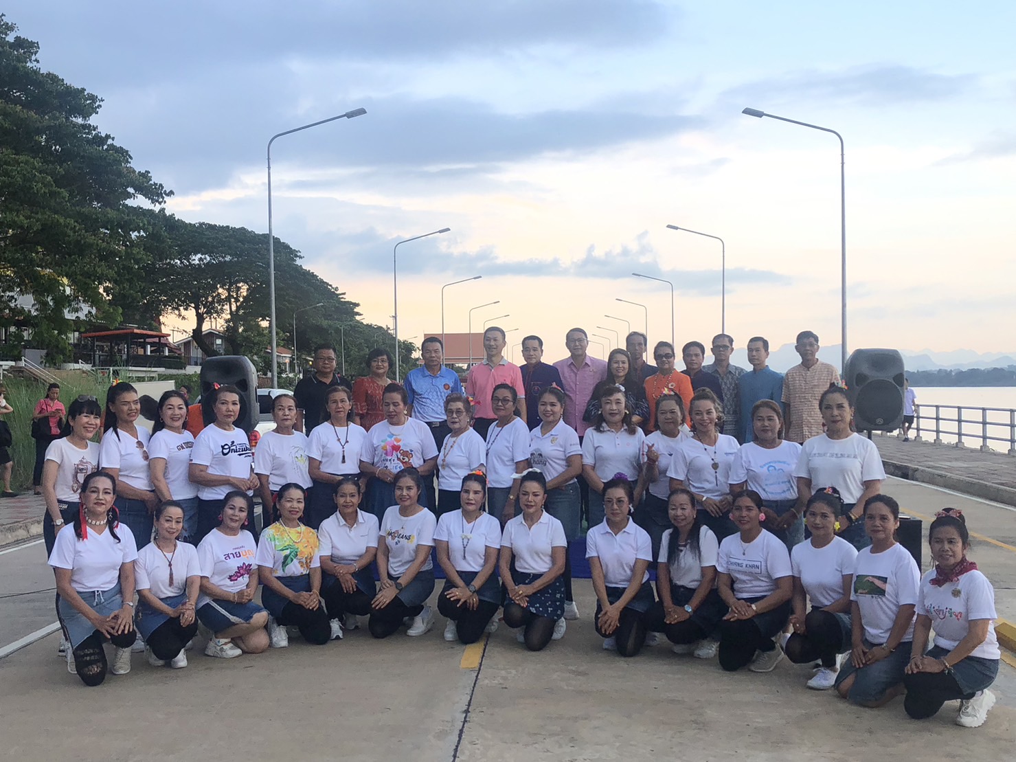 นครพนม คึกคักตลาดถนนคนเดินสวรรค์ชายโขง หมู่บ้านวัฒนธรรม 9 ชนเผ่า 2 เชื้อชาติ สีสันบรรยากาศการท่องเที่ยวริมฝั่งแม่น้ำโขง
