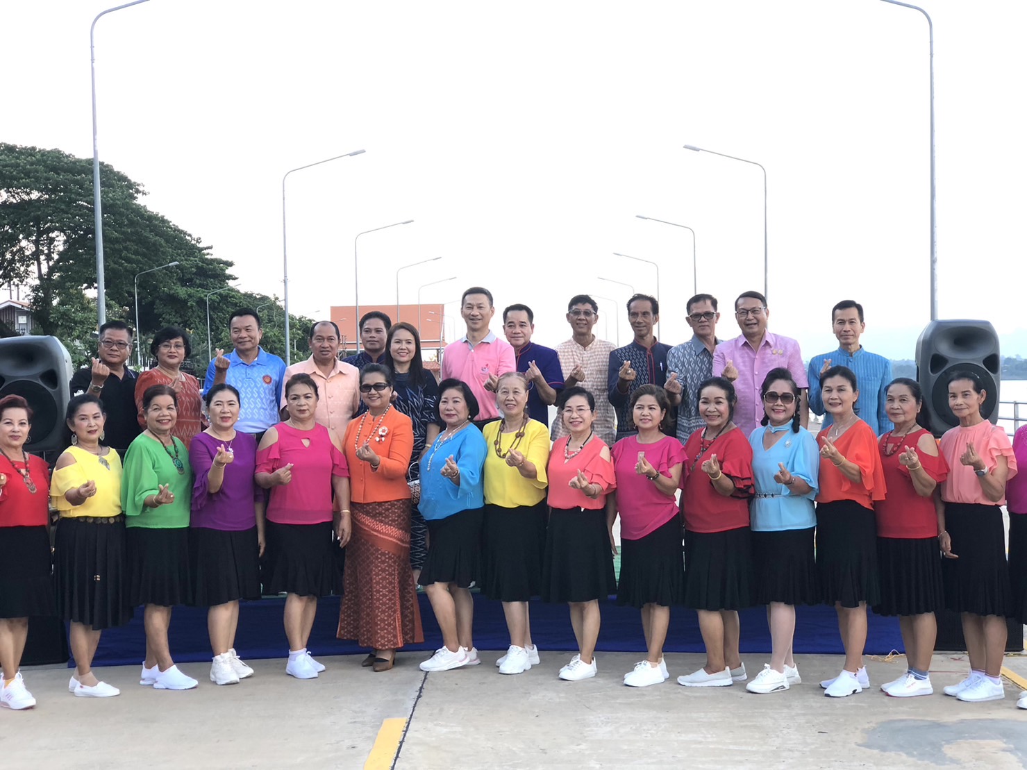 นครพนม คึกคักตลาดถนนคนเดินสวรรค์ชายโขง หมู่บ้านวัฒนธรรม 9 ชนเผ่า 2 เชื้อชาติ สีสันบรรยากาศการท่องเที่ยวริมฝั่งแม่น้ำโขง