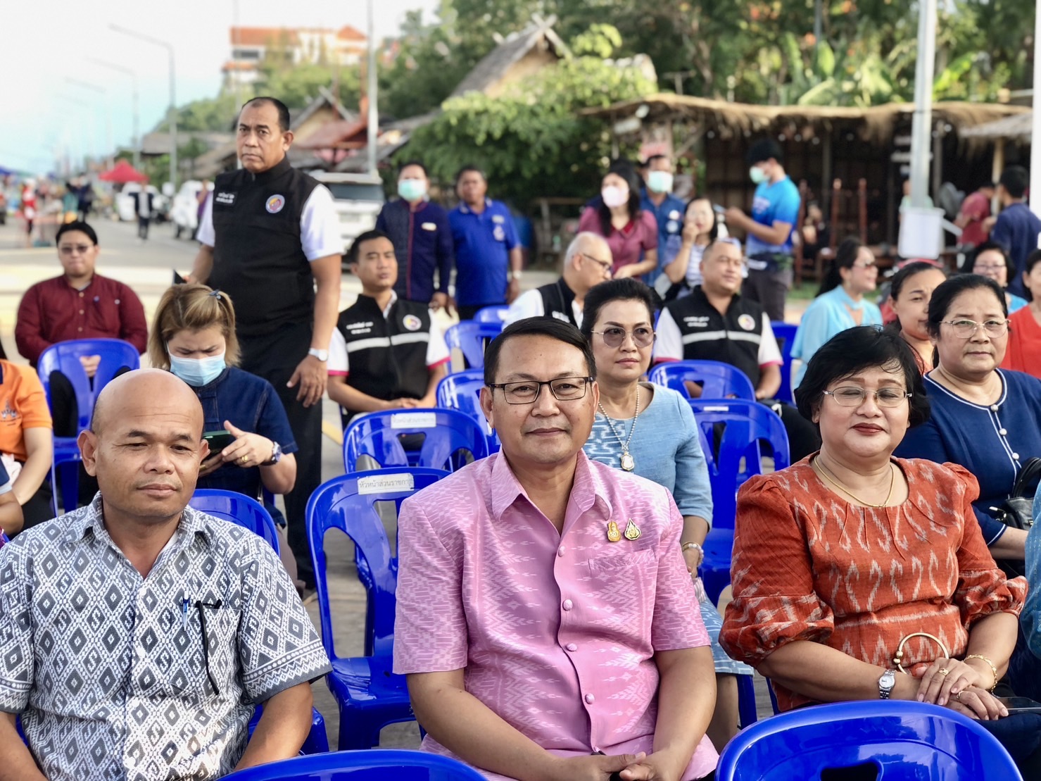 นครพนม คึกคักตลาดถนนคนเดินสวรรค์ชายโขง หมู่บ้านวัฒนธรรม 9 ชนเผ่า 2 เชื้อชาติ สีสันบรรยากาศการท่องเที่ยวริมฝั่งแม่น้ำโขง