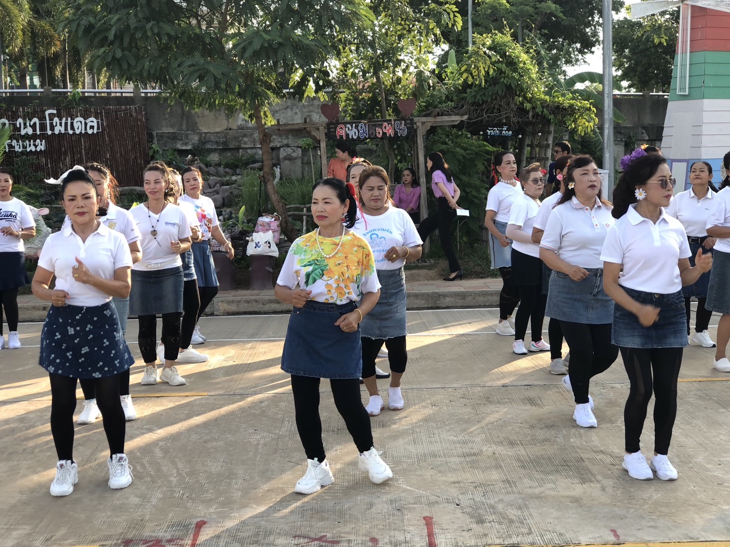 นครพนม คึกคักตลาดถนนคนเดินสวรรค์ชายโขง หมู่บ้านวัฒนธรรม 9 ชนเผ่า 2 เชื้อชาติ สีสันบรรยากาศการท่องเที่ยวริมฝั่งแม่น้ำโขง