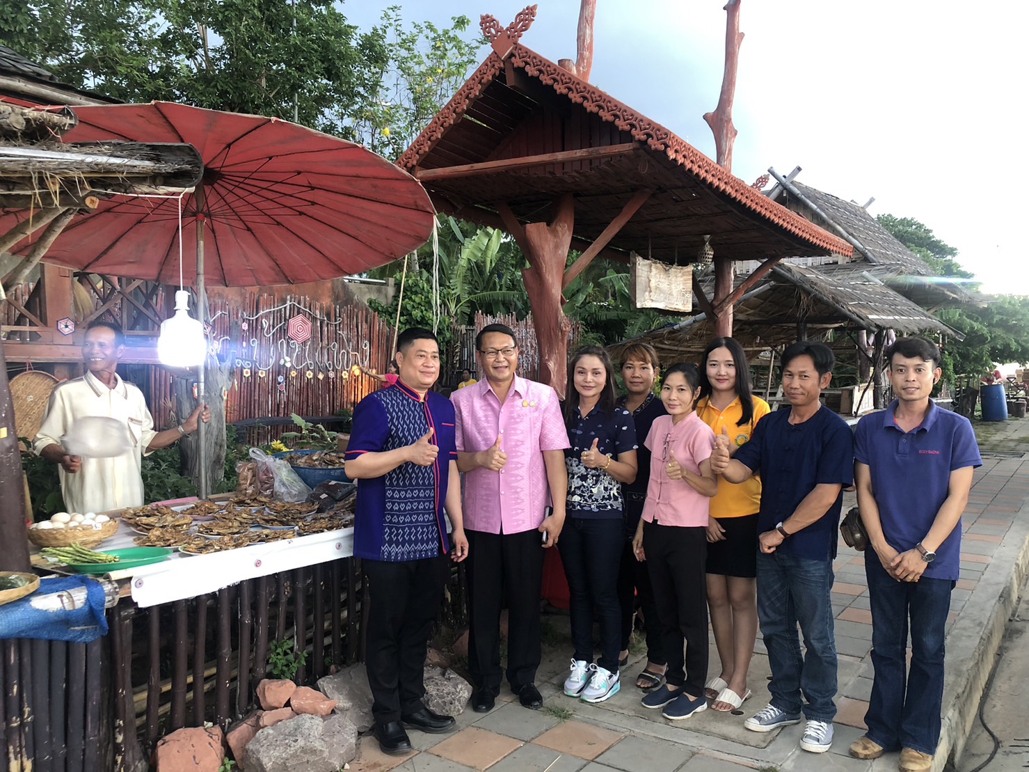 นครพนม คึกคักตลาดถนนคนเดินสวรรค์ชายโขง หมู่บ้านวัฒนธรรม 9 ชนเผ่า 2 เชื้อชาติ สีสันบรรยากาศการท่องเที่ยวริมฝั่งแม่น้ำโขง