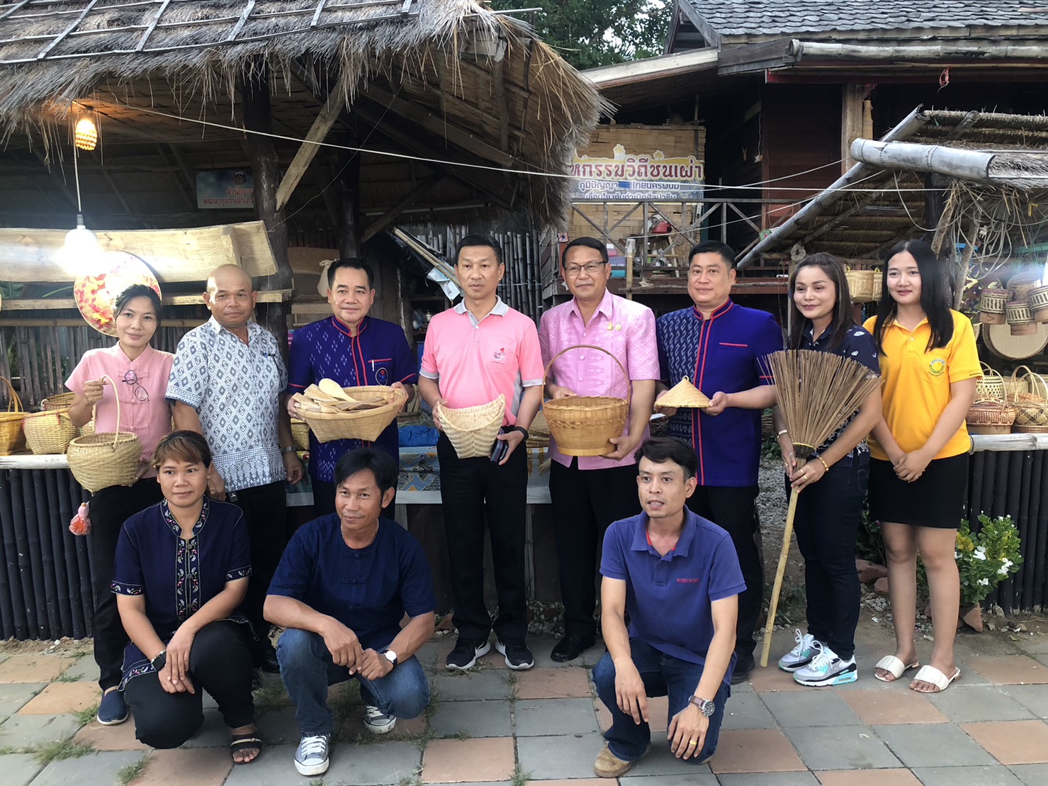 นครพนม คึกคักตลาดถนนคนเดินสวรรค์ชายโขง หมู่บ้านวัฒนธรรม 9 ชนเผ่า 2 เชื้อชาติ สีสันบรรยากาศการท่องเที่ยวริมฝั่งแม่น้ำโขง