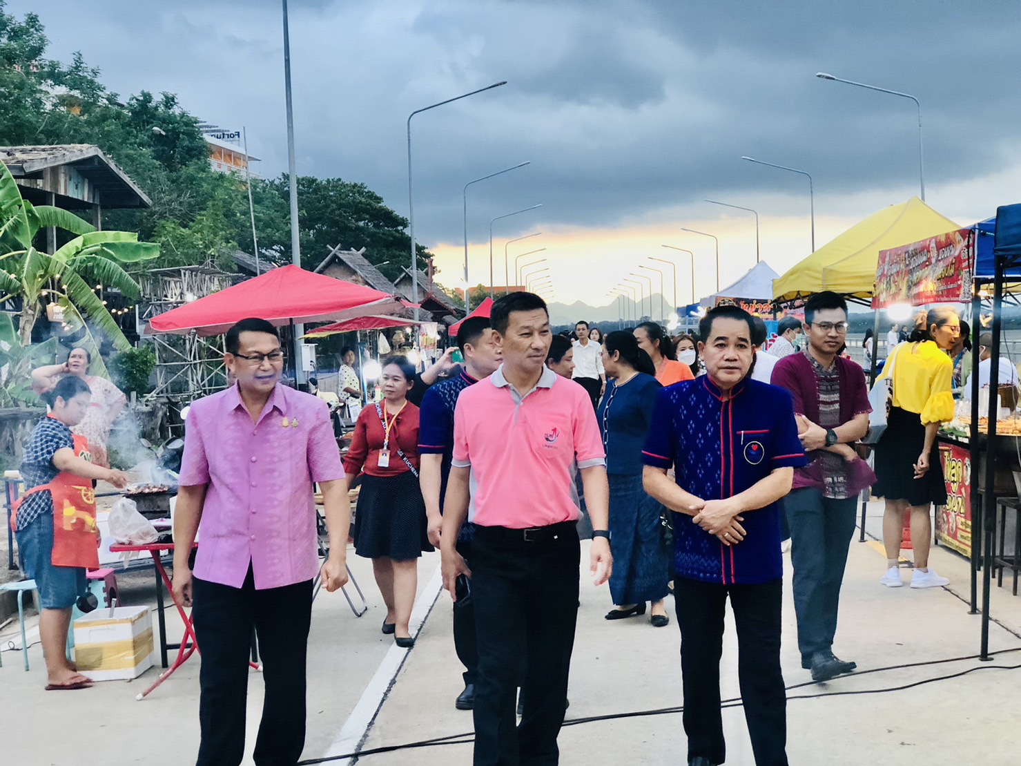 นครพนม คึกคักตลาดถนนคนเดินสวรรค์ชายโขง หมู่บ้านวัฒนธรรม 9 ชนเผ่า 2 เชื้อชาติ สีสันบรรยากาศการท่องเที่ยวริมฝั่งแม่น้ำโขง